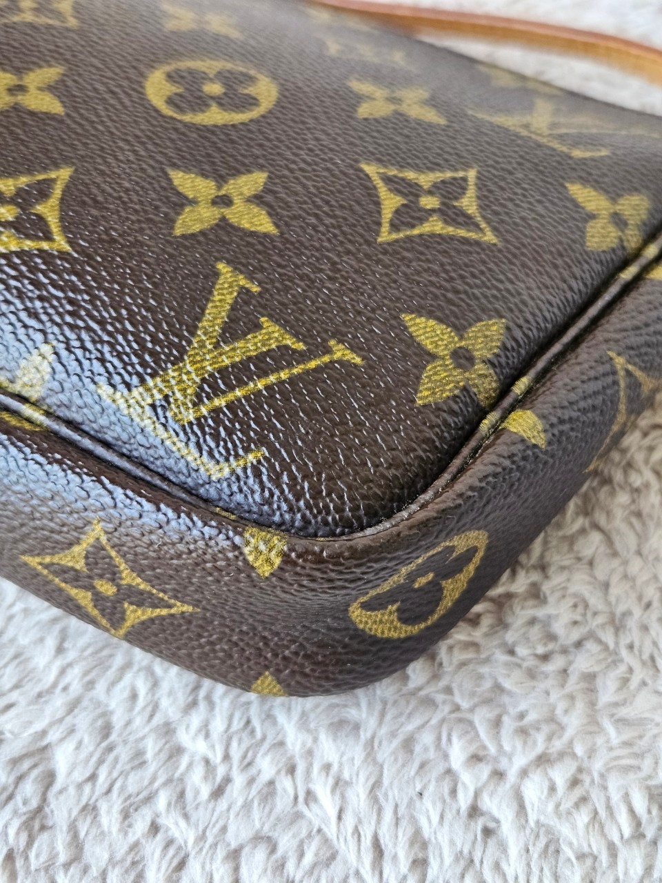 LV Pochette Mono