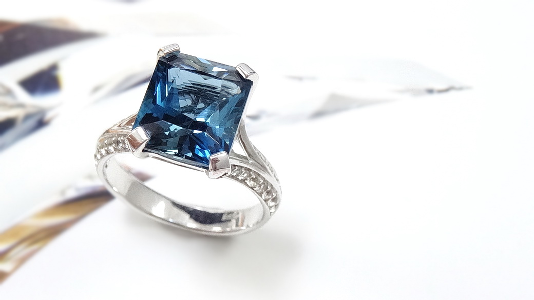 แหวนพลอยลอนดอนบลูโทพาสพลอยสีน้ำเงินเข้มเม็ดใหญ่ 7 กะรัต ตัวเรือนเงินแท้ ชุบทองคำขาว