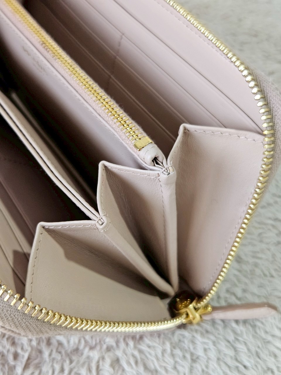 Prada 1ML506 Zippy สีนู๊ด