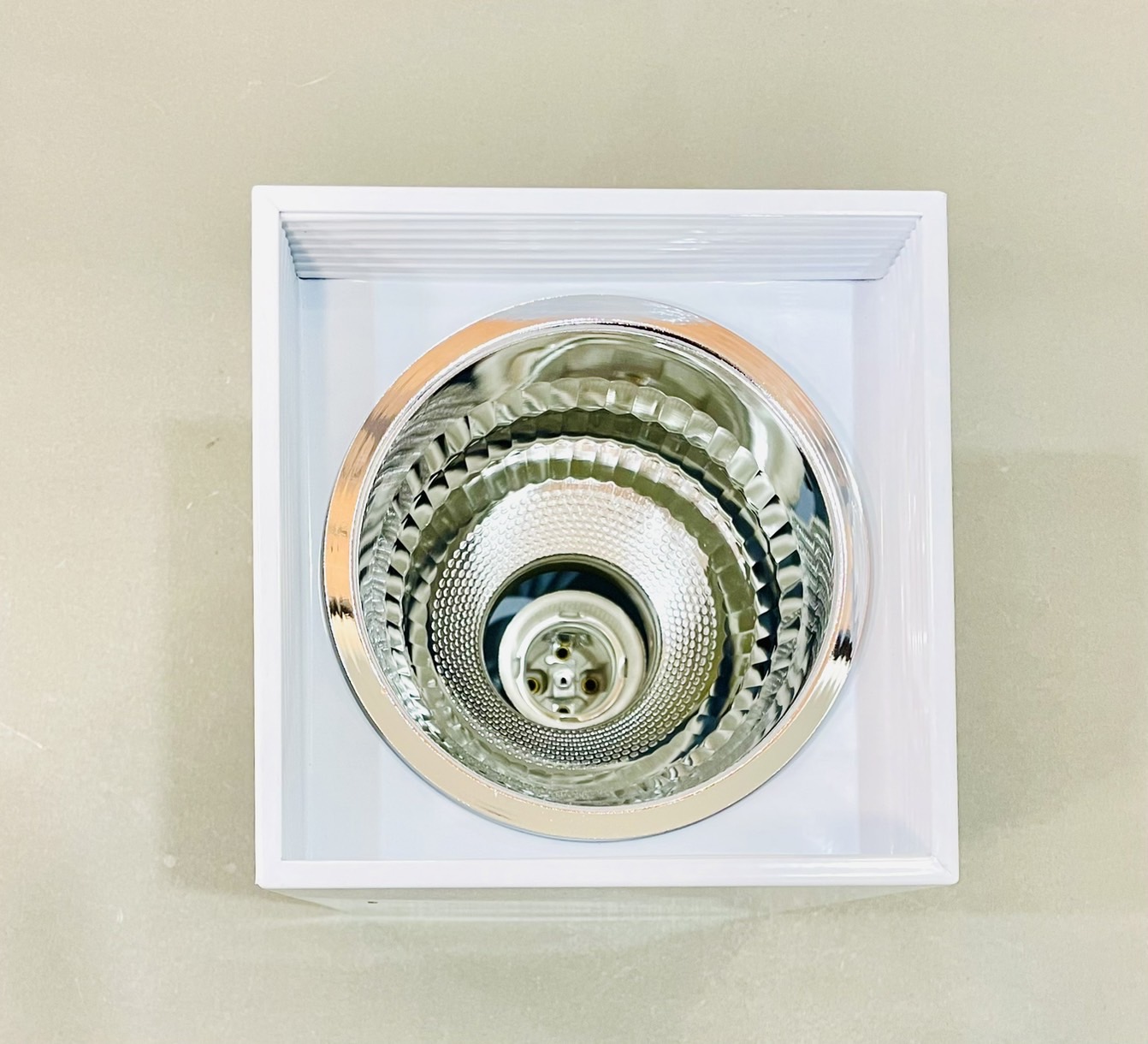 โคมดาวน์ไลท์ลอย ทรงเหลี่ยม สีขาว