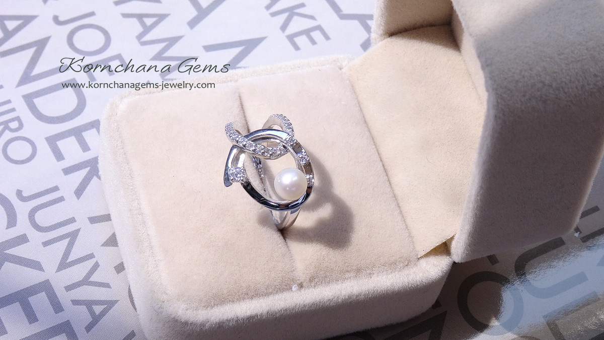 แหวนเพชรสวิสเก๋ๆ แรงบันดาลใจากสัญลักษณ์ infinity สื่อถึงความรัก ความสุขไม่มีวันสิ้นสุด แต่งด้วยมุกแท้สีครีม ฝีมือประณีต รับประกันความพึงพอใจ