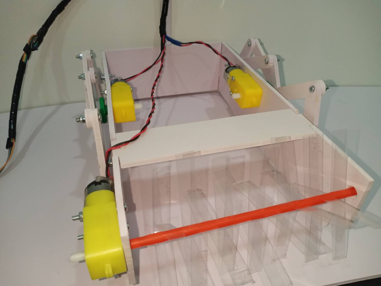 หุ่นยนต์เลี้ยงแกะ 3 มอเตอร์ รุ่น OM1(พื้นฐานประถม) (ประกอบให้1ชุดประกอบเอง2ชุด) Ex