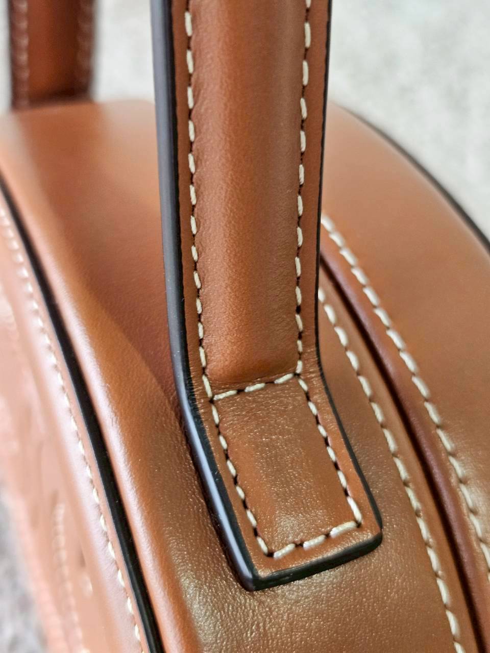 Celine Oval Minaudiere Cuir Triompe