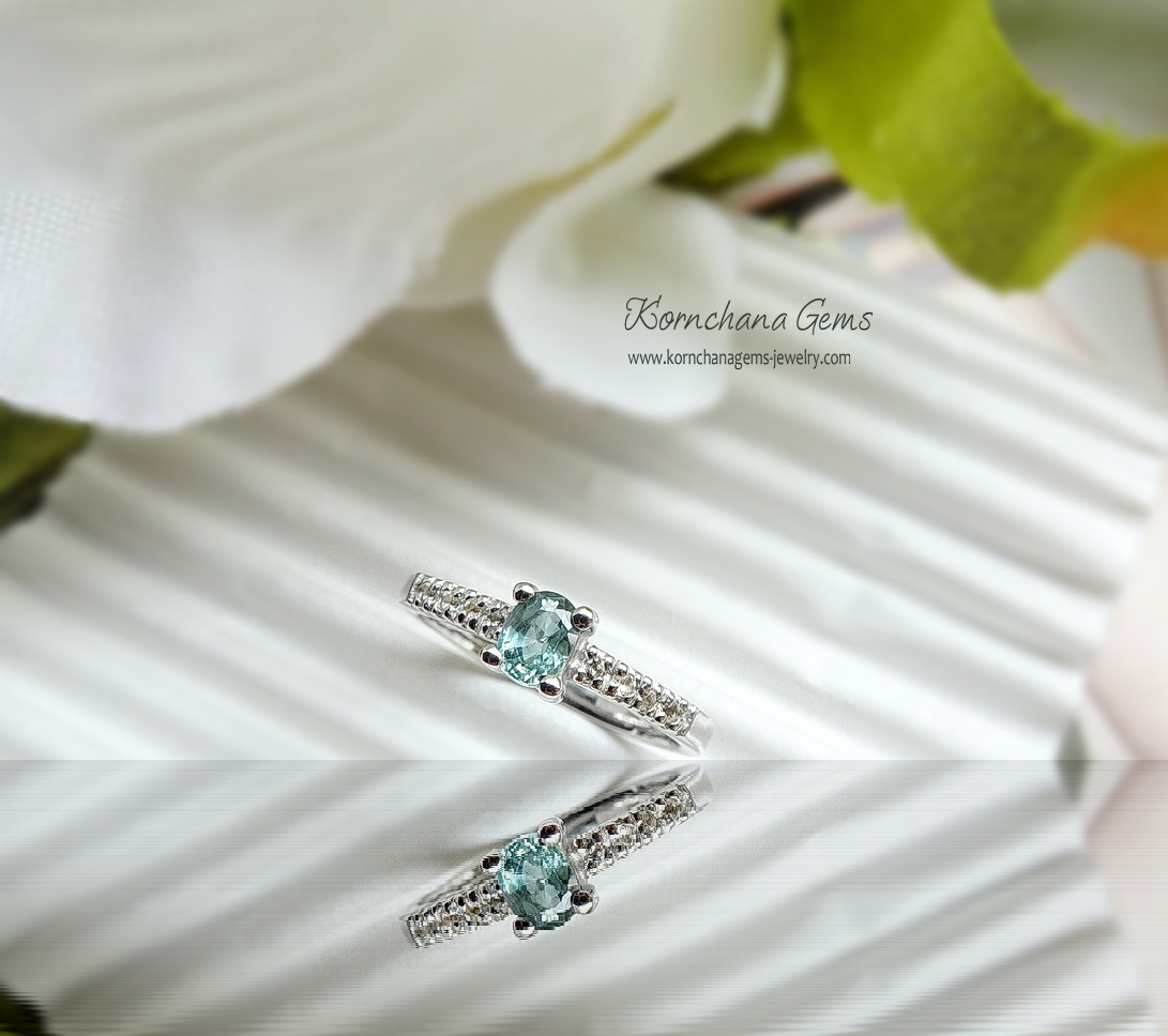 แหวนพลอยเขียวส่อง หรือ green sapphire เขียวส่องเป็นพลอยที่นับวันยิ่งหายากนะคะ วงนี้ออกมาในเฉดสีเขียวมินท์ค่ะ สวยหวาน ดีไซน์เรียบง่าย ใส่ติดนิ้วได้ทุกวัน