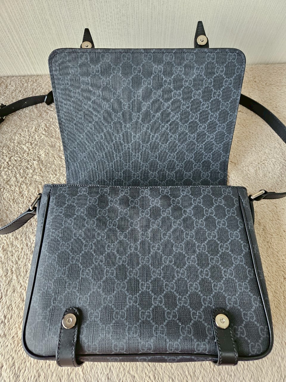 gucci messenger black GG