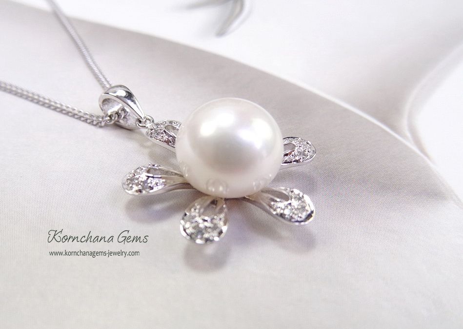 จี้มุกแท้หวานๆรูปดอกไม้ ตัวเรือนเงินแท้ดีไซน์เป็นกลีบดอกไม้หวาน เม็ดมุกขนาด 12 mm. luster สวยงามมากค่ะ ความยาวจี้รวมตัวเรือน 2.5 cm.