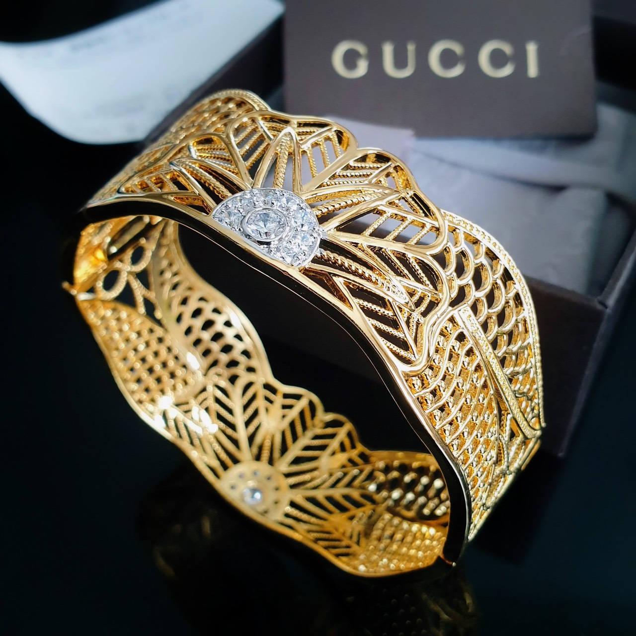 ข้อมือ Hiend ข้อมือเพชร ข้อมือไปงาน