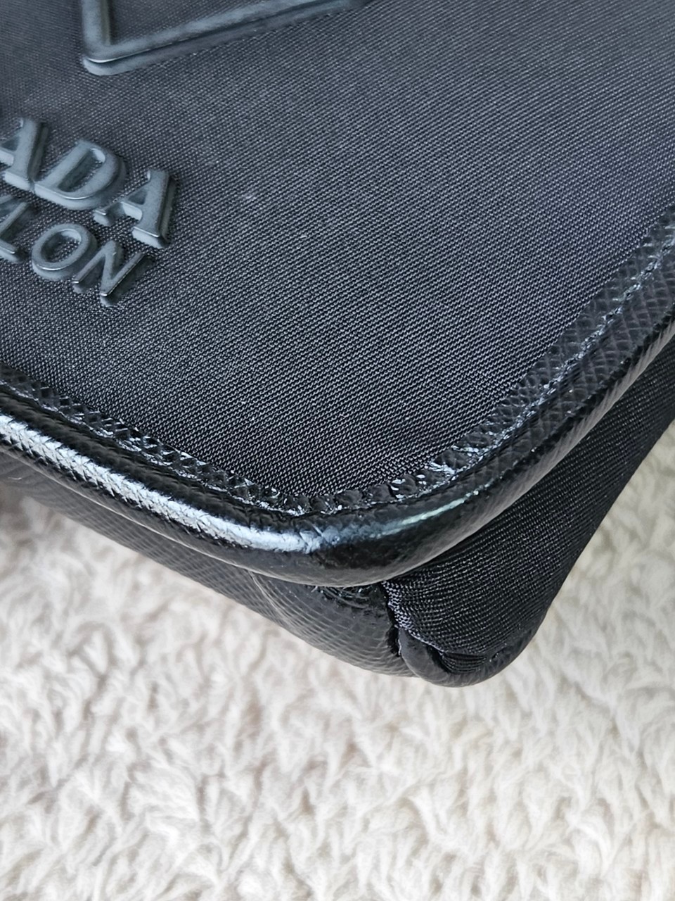 Prada Re-Nylon Smartphone Case สีดำ