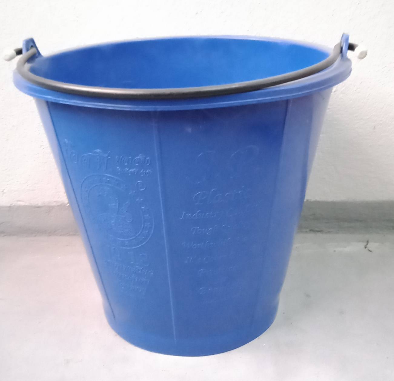 ถังน้ำพลาสติก คละสี 15 ลิตร