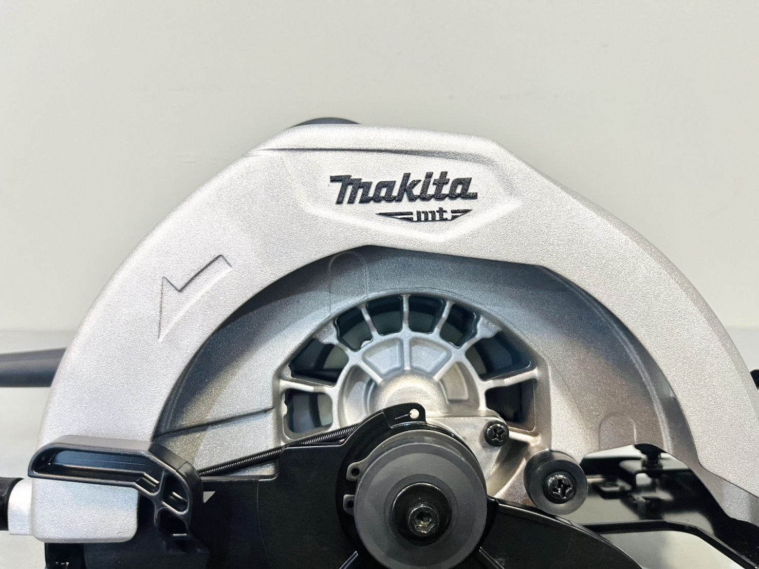 เครื่องเลื่อยวงเดือน 7" M5801B 1050w MAKITA