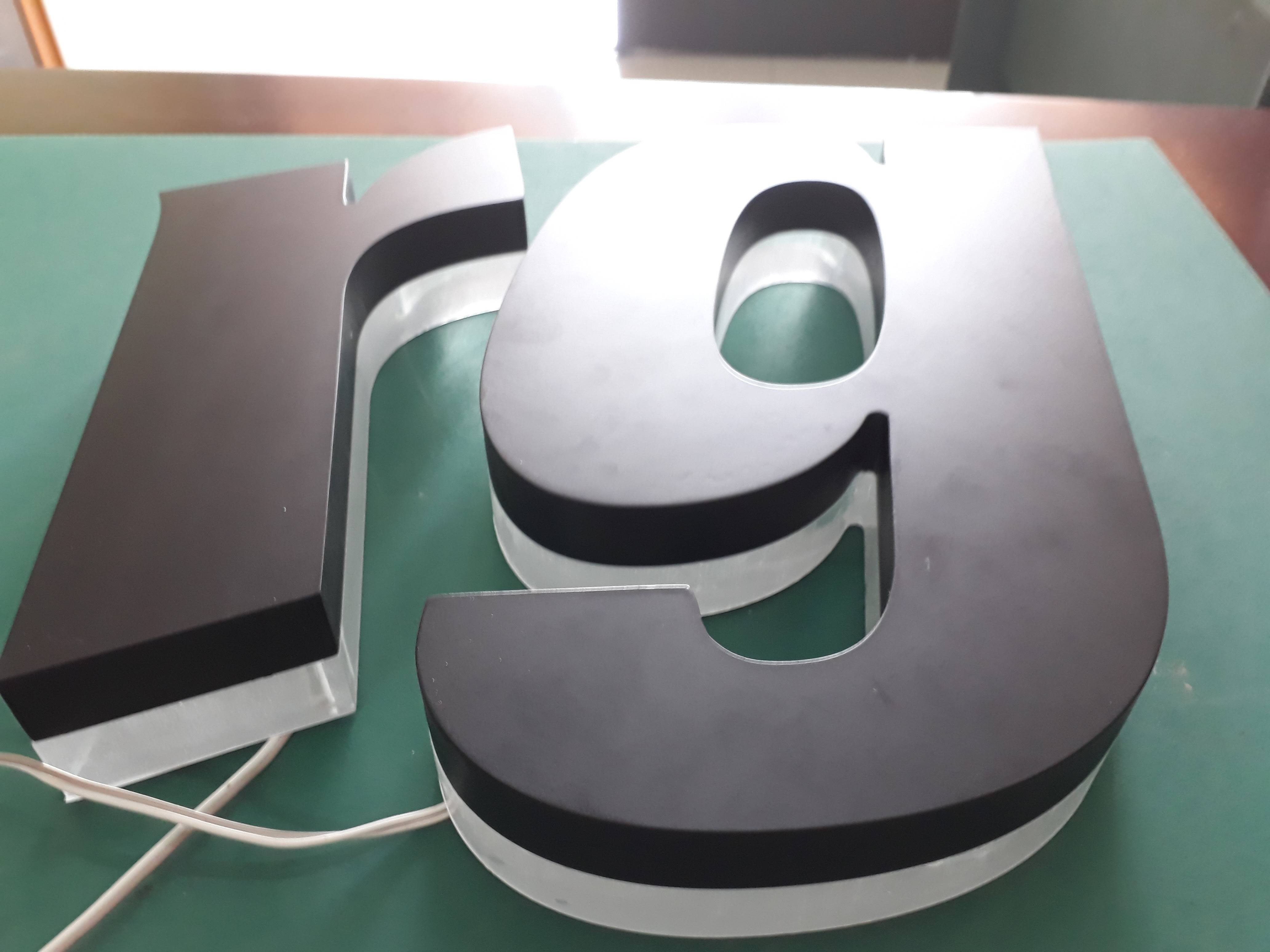 อักษร ฉลุโลโก้ และพลาสวูด ทำสี ซ่อนไฟ LED ยึดหลังอะคริลิค 15 มม. พร้อมติดตั้งราคาโรงงาน