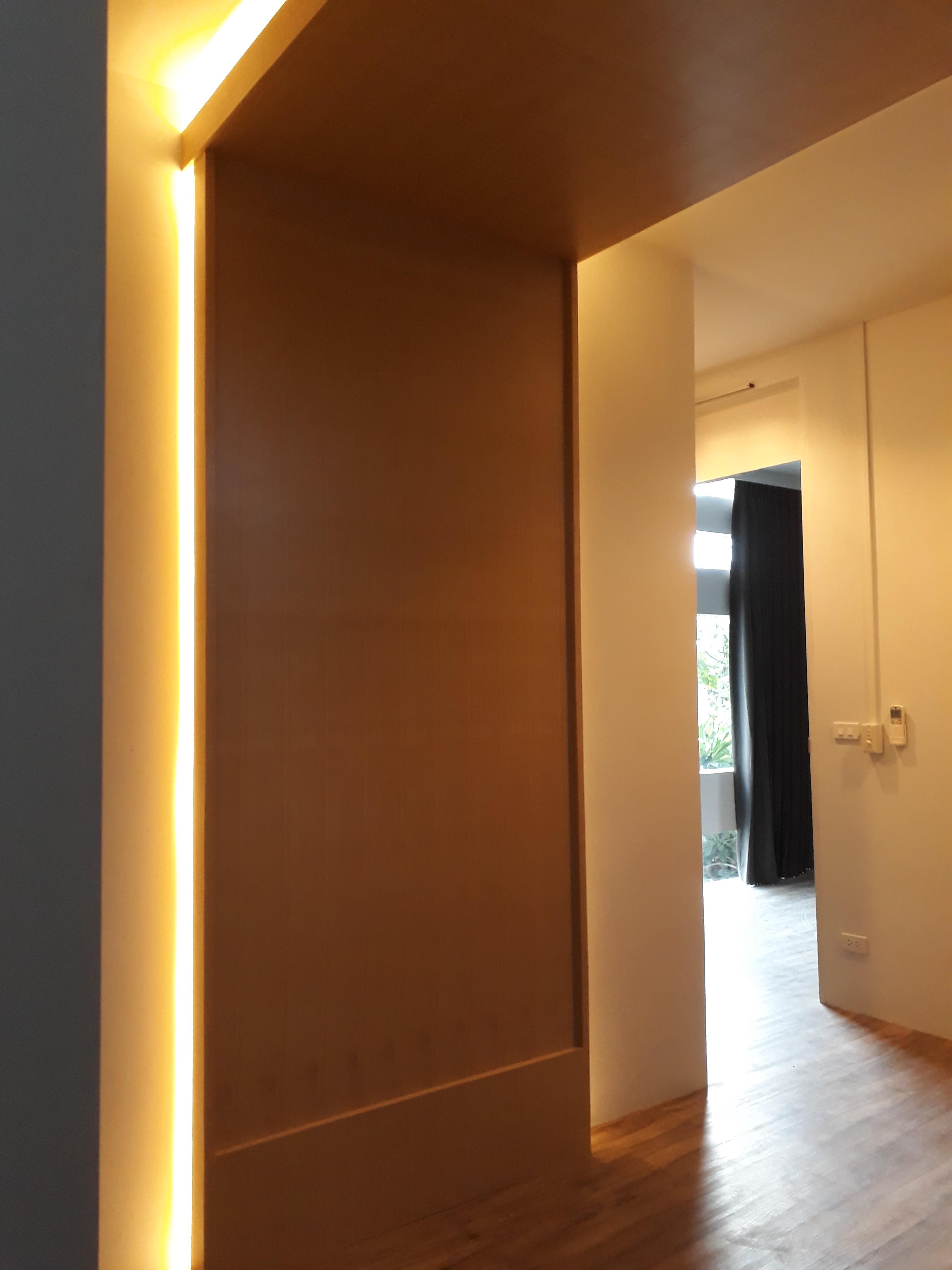 งานผลิตติดตั้ง MAYFAIR CLINIC ฉลุแผ่นไทเทเนี่ยมทองเงา 1 มม. ยึดแผ่นอะคลิลิค 3 มม. พร้อมติดตั้งราคาโรงงาน