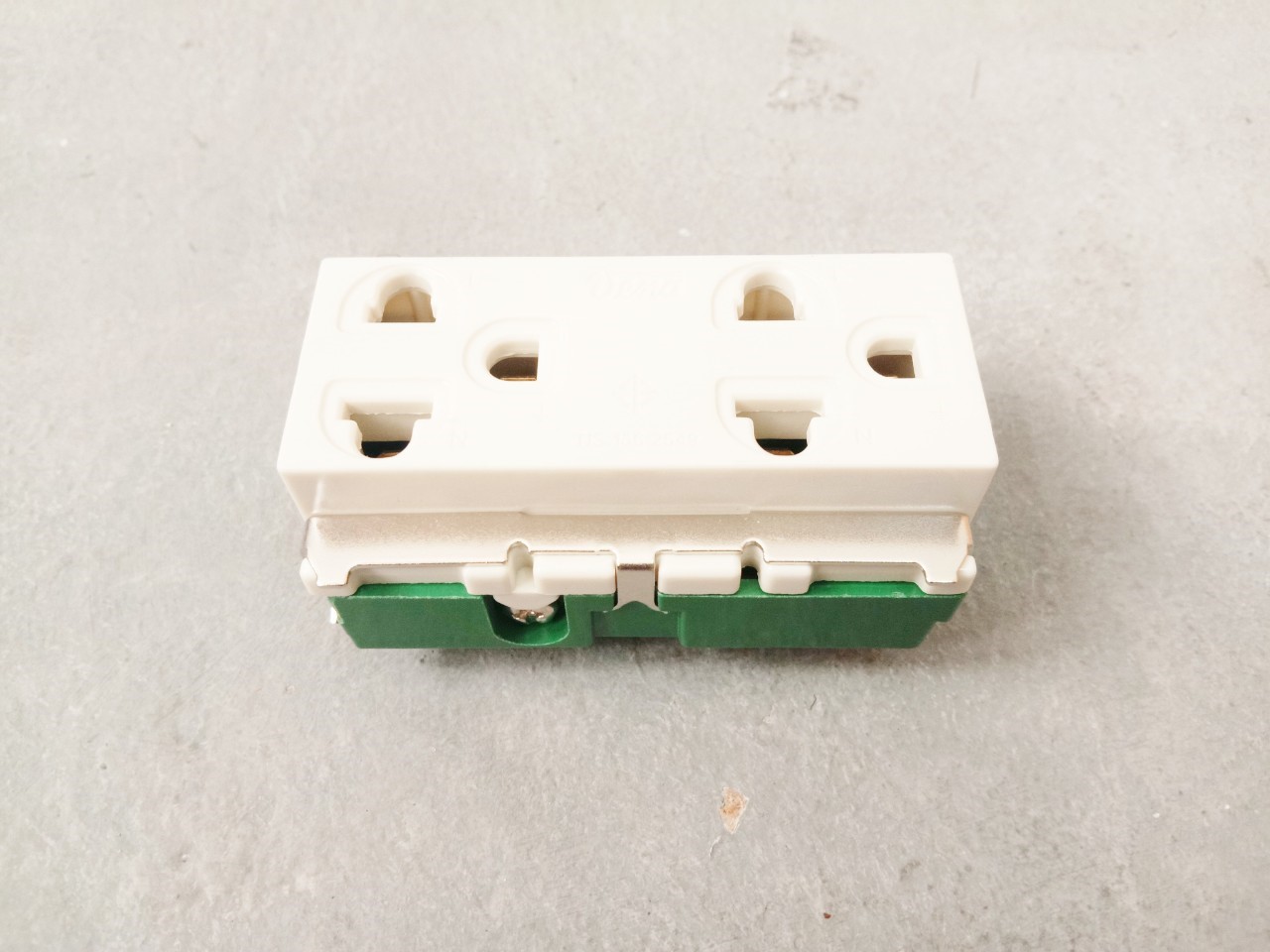 ปลั๊กกราวน์คู่ วีน่า รุ่นเก่า MR1632