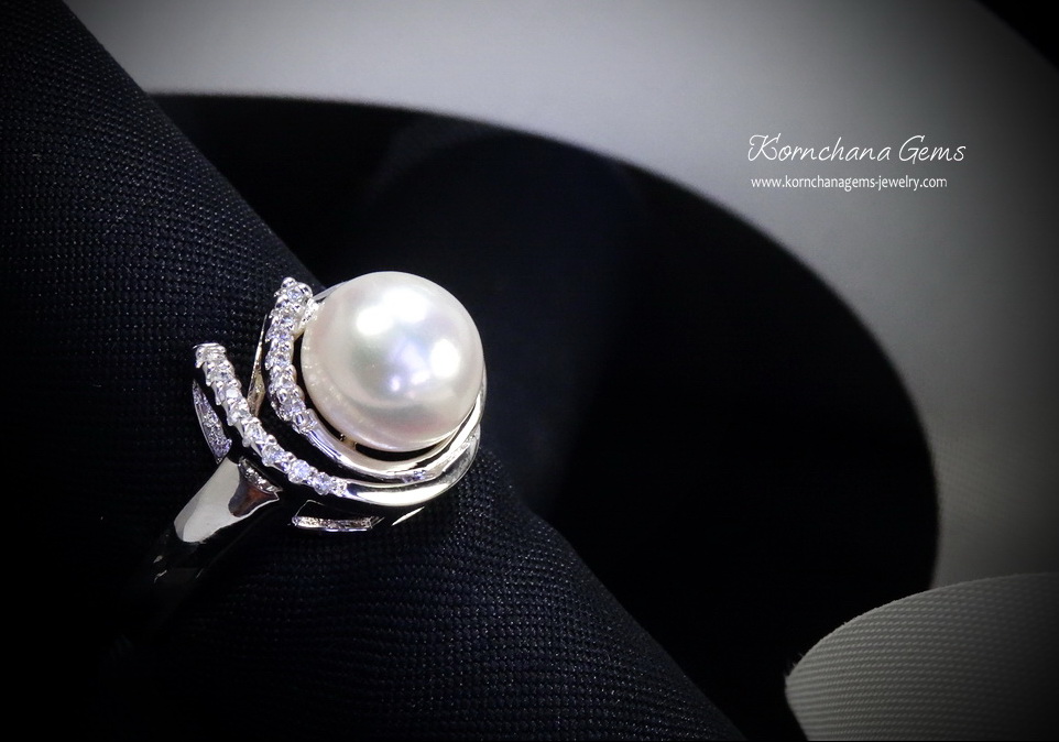 แหวนมุกน้ำจืดแท้สีขาวครีม เม็ดมุกขนาด 0.8 mm. ดีไซน์เก๋ๆ แต่เรียบหรู ใส่ติดนิ้วได้ทุกวัน ตัวเรือนเงินแท้ silver925