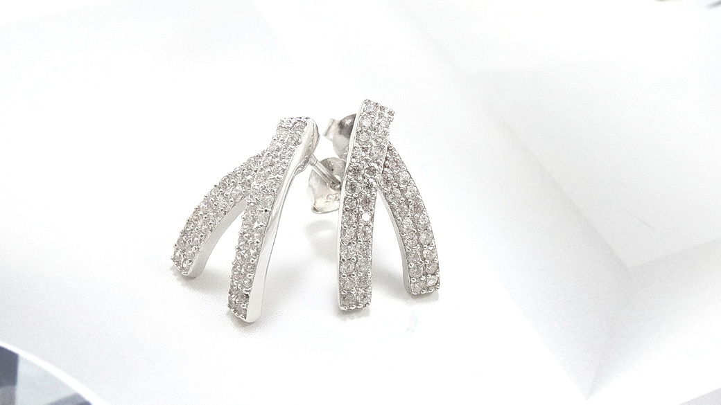 ต่างหูเพชร CZ เกรดพรีเมี่ยม ดีไซน์เก๋ ราคาลดพิเศษเหลือ 550- ตัวเรือนเงินแท้ silver925 ชิ้นงานปราณีต จัดส่งรวดเร็ว