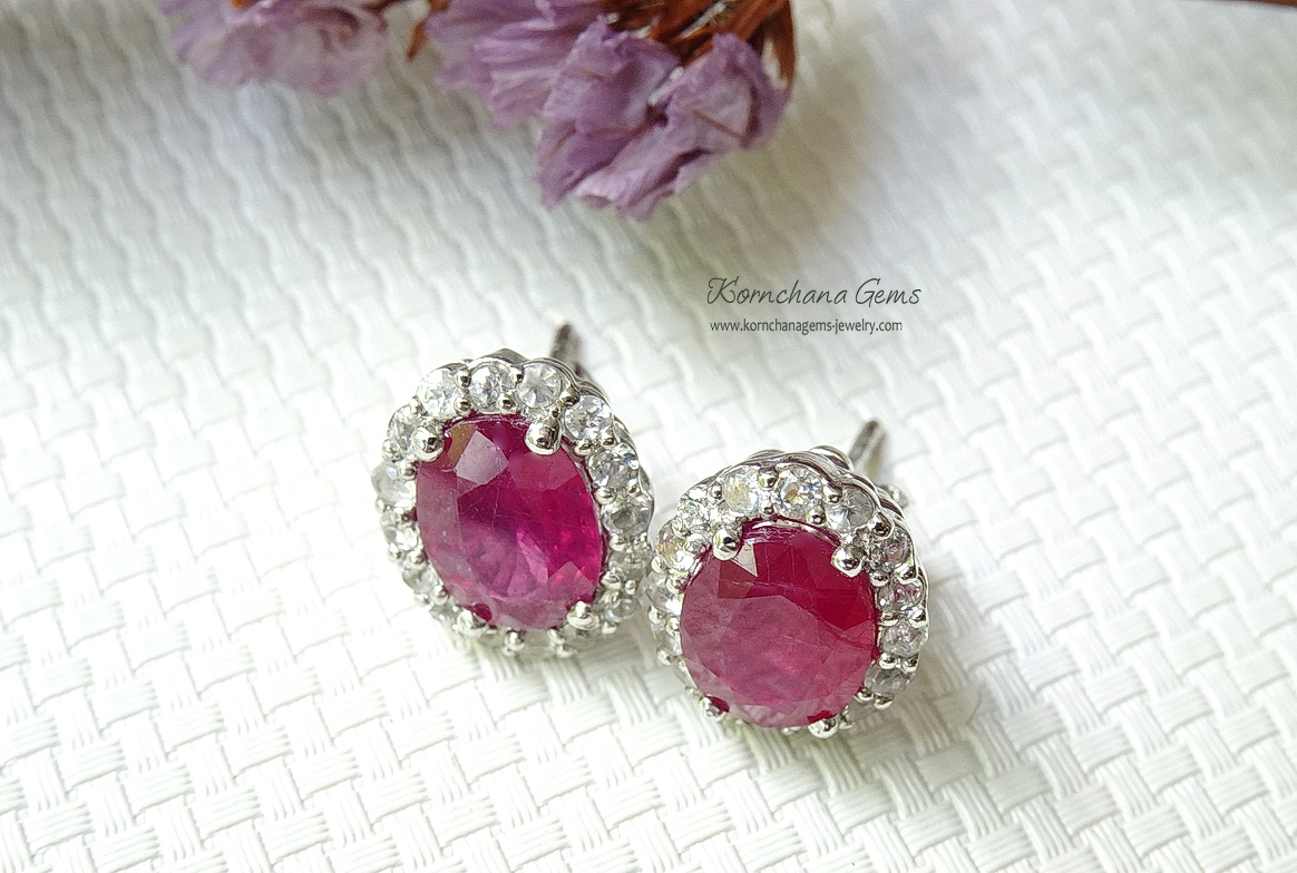 ต่างหูทับทิมแท้ทรงไข่สีแดงอมชมพู สวยมาก ต่างหูติดหูแบบนี้ สวยคลาสสิคตลอดกาลค่ะ ใส่ได้ไม่มีตกยุค เนื้อพลอยสวยใส พลอยเม็ดใหญ่