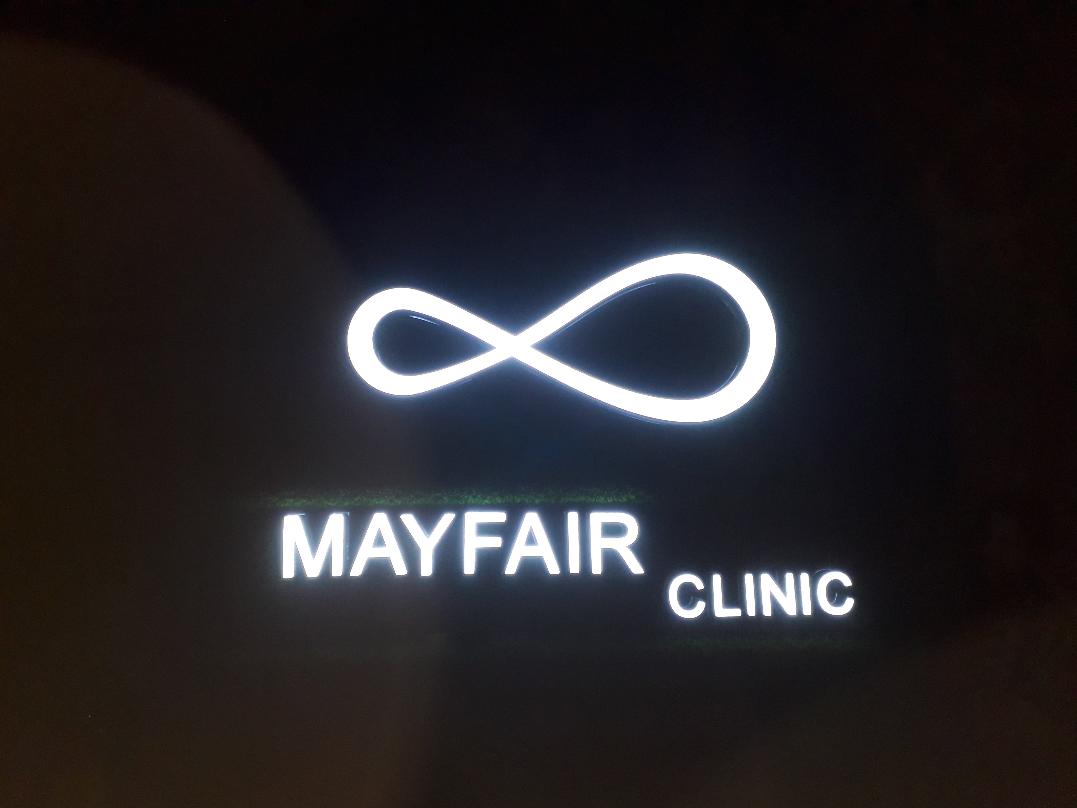 งานผลิตติดตั้ง MAYFAIR CLINIC ตัวอักษร ซิงค์ยกขอบ ทำสี ซ่อนไฟ LED หน้าอะคริลิค 3 มม. พร้อมติดตั้งราคาโรงงาน สำเนา