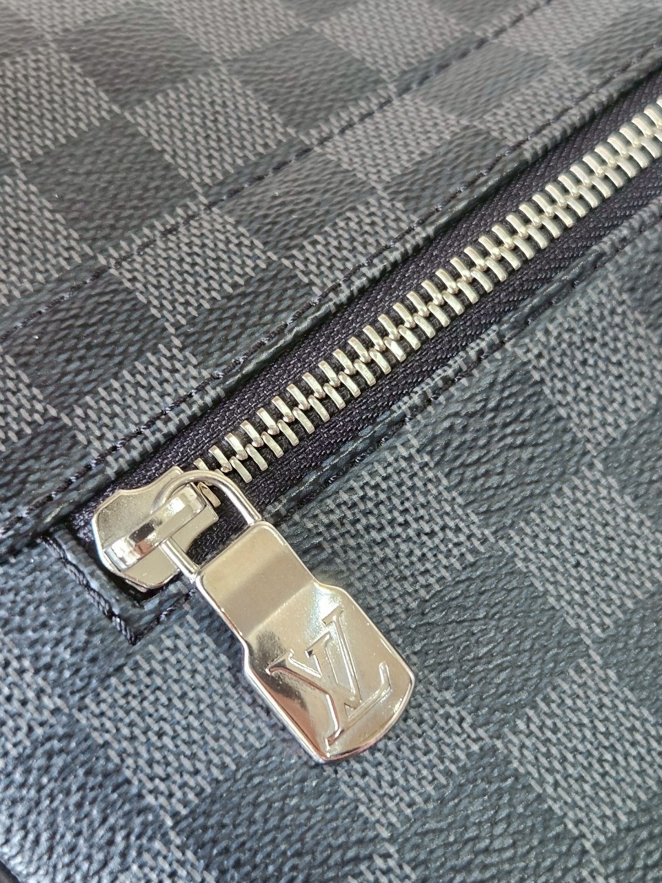 LV District Damier Graphite MM