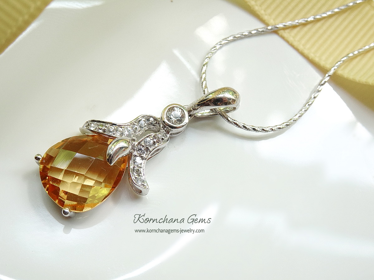 จี้พลอยสีเหลือง พลอยซิทรินทรงหยดน้ำ เจียระไนหน้าตาราง ขนาด 6 กะรัต เล่นไฟ ใสวิ๊ง สวยมากๆค่ะ ตัวเรือนเงินแท้ ชิ้นงานประณีต ความยาวจี้ 3 ซม.