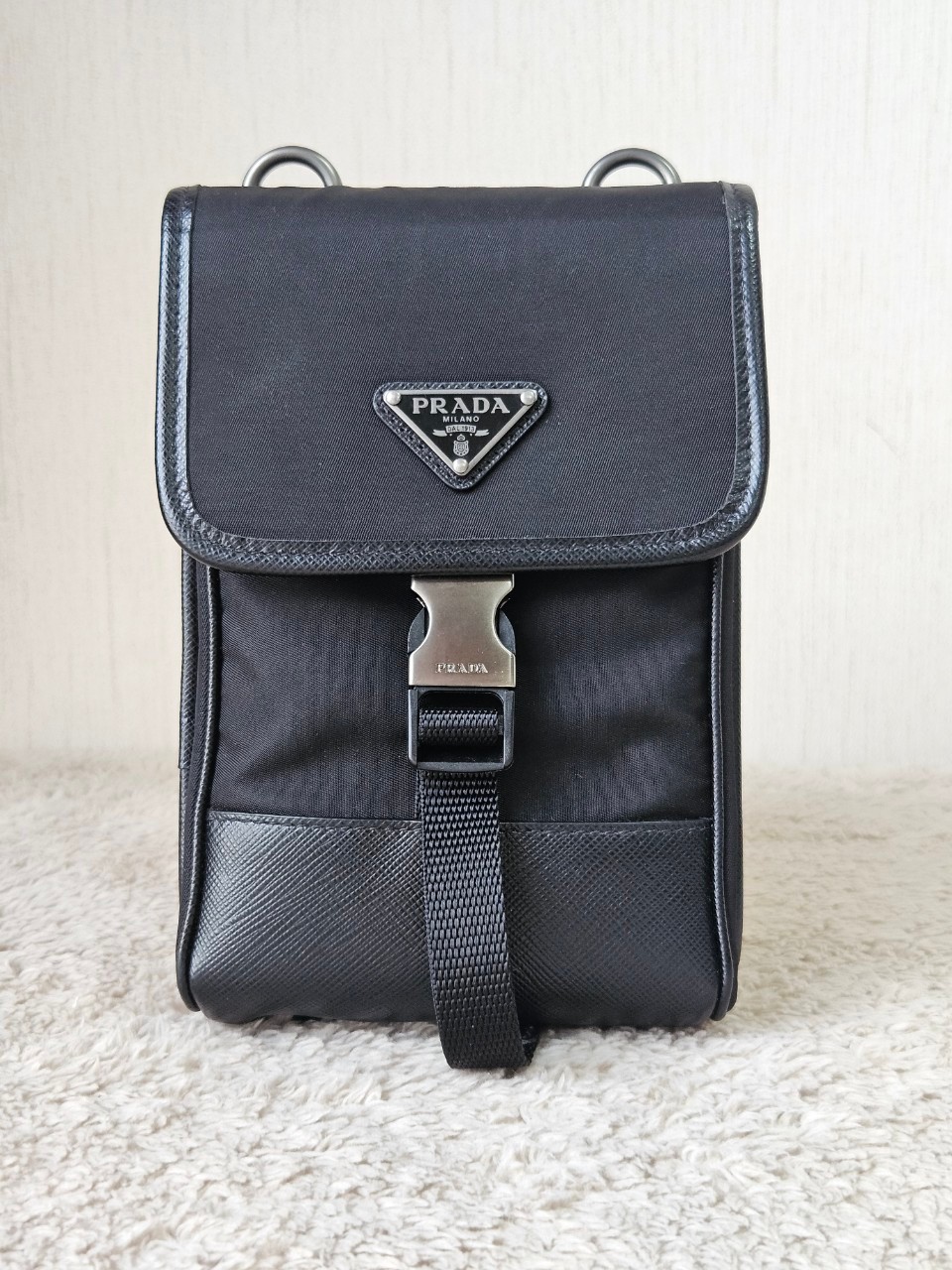 Prada Re-Nylon Smartphone Case สีดำ