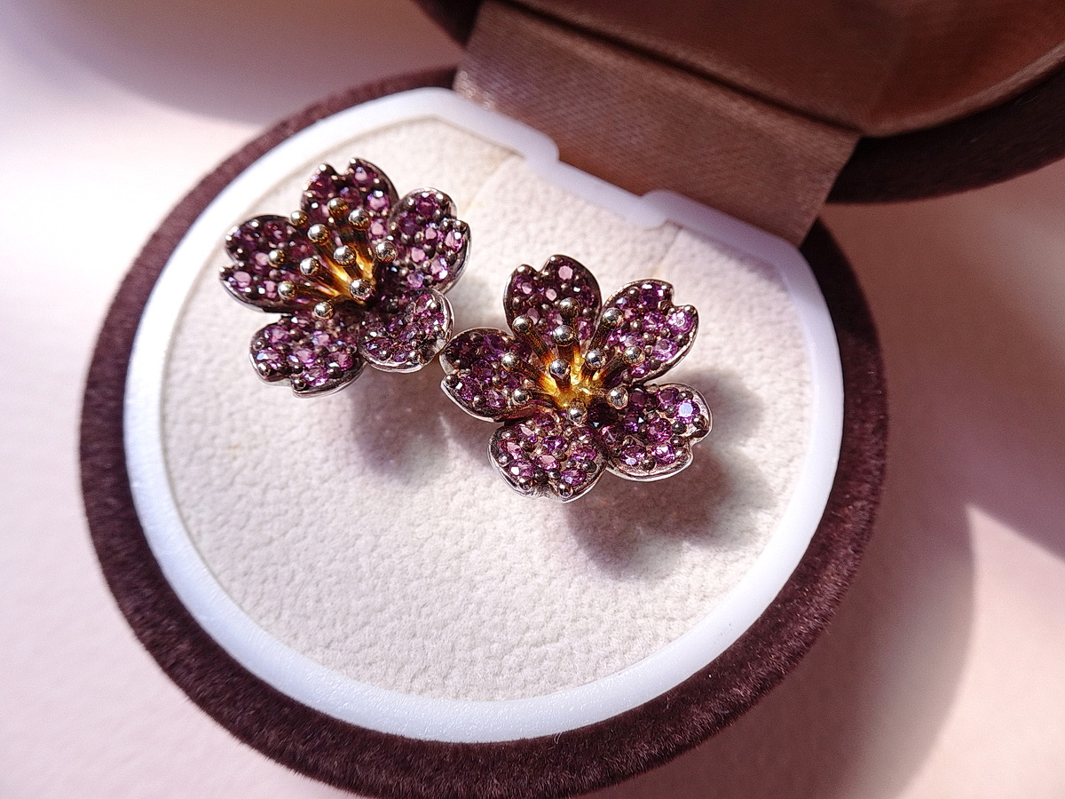 เซ็ทเครื่องประดับจิลเวลรี่พลอยแท้โรโดไลท์ ดีไซน์เป็นดอกซากุระ Sakura Set แหวน สร้อยพร้อมจี้และต่างหู ชิ้นงานประณีตสุดๆ สีพลอยสวยมาก