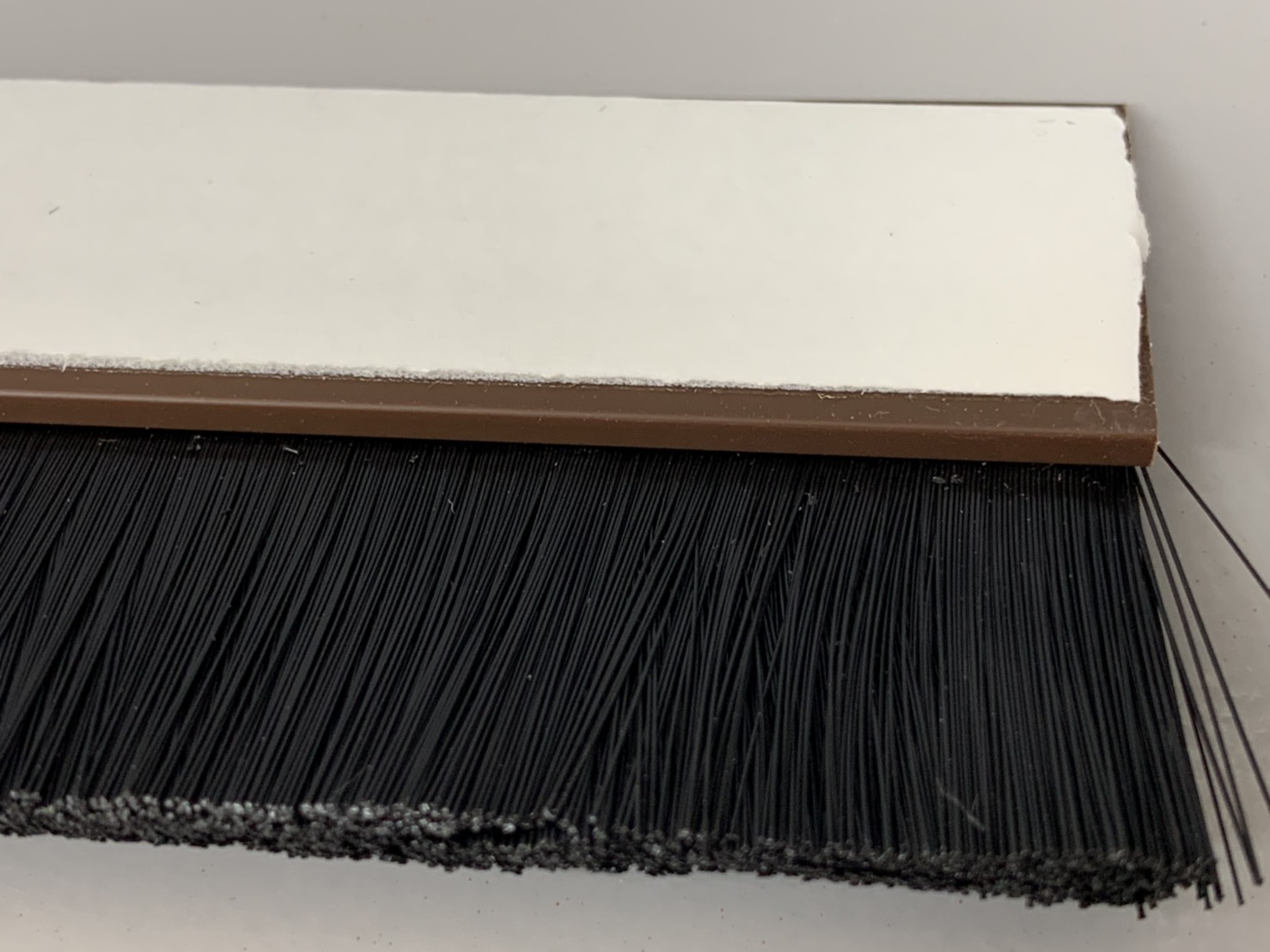 คิ้วประตูกันแมลง 100 ซม. สีน้ำตาล (พร้อมแถบกาว)