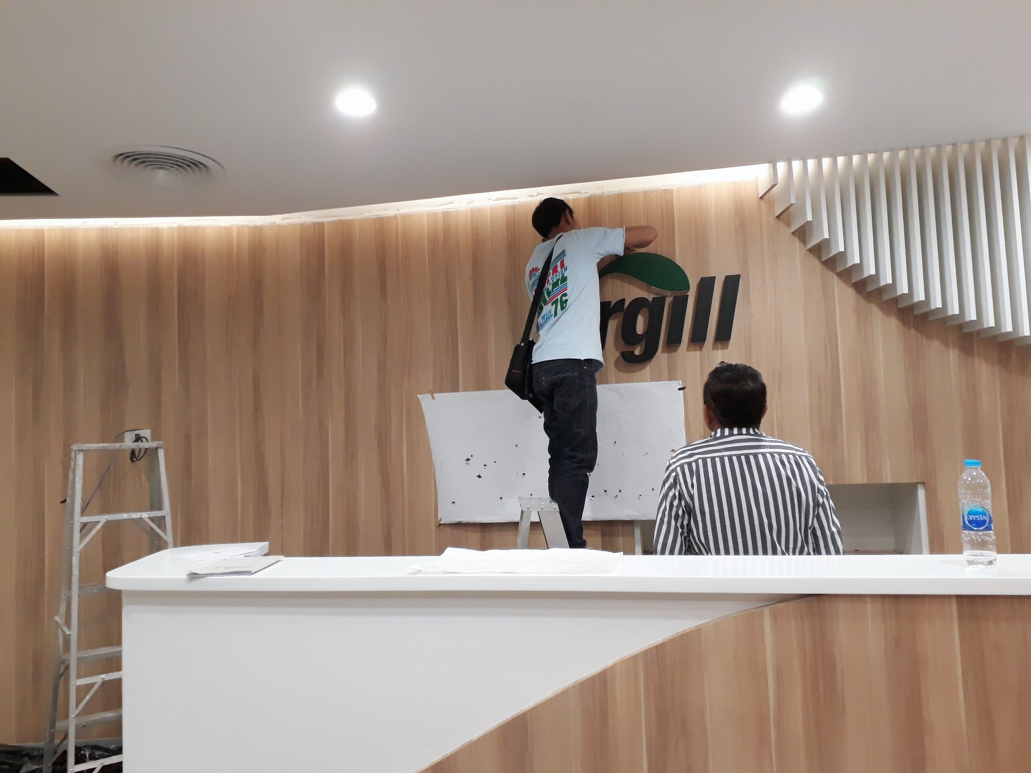 อักษร ฉลุโลโก้ และพลาสวูด ทำสี ซ่อนไฟ LED ยึดหลังอะคริลิค 15 มม. พร้อมติดตั้งราคาโรงงาน