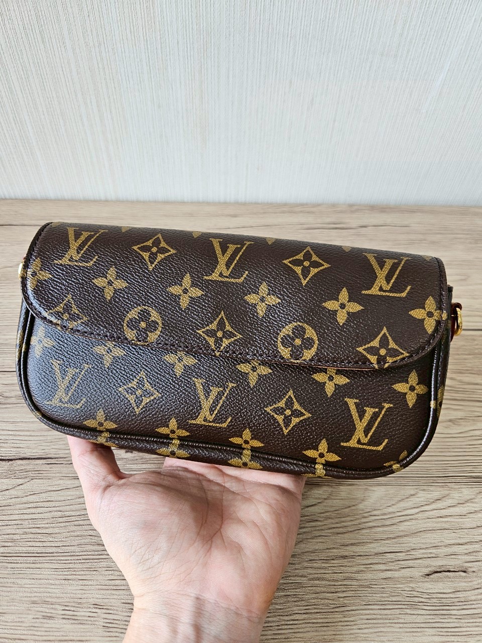 LV Woc Ivy Monogram Microchip