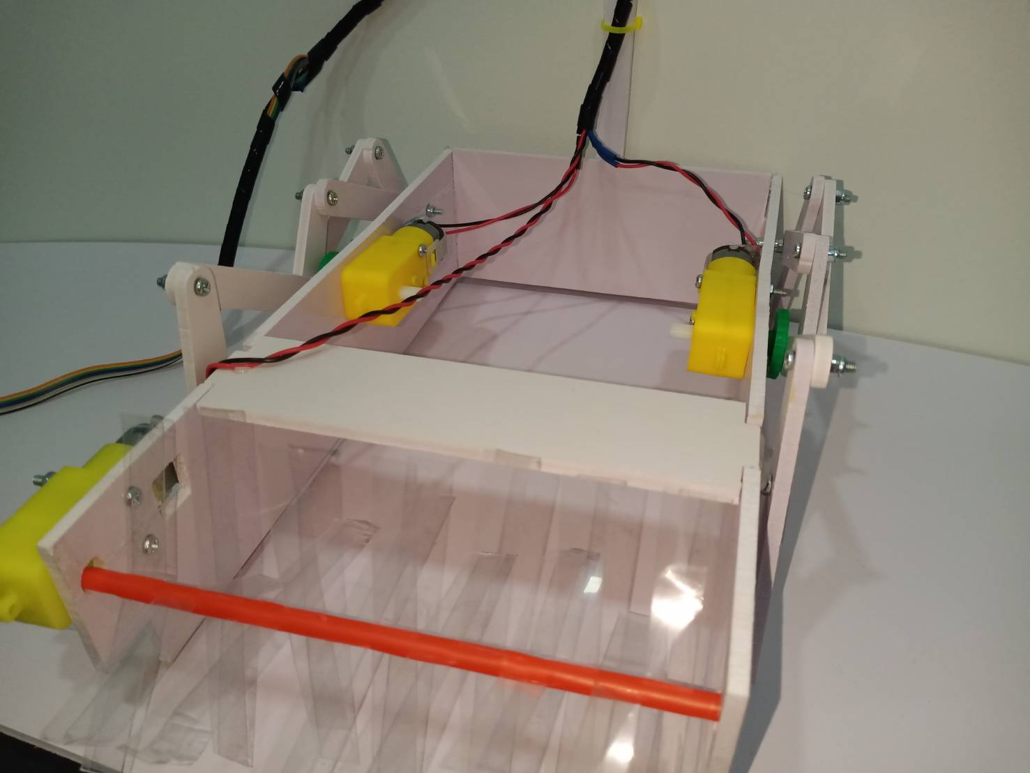 หุ่นยนต์เลี้ยงแกะ 3 มอเตอร์ รุ่น OM1(พื้นฐานประถม) (ประกอบให้1ชุดประกอบเอง2ชุด) Ex