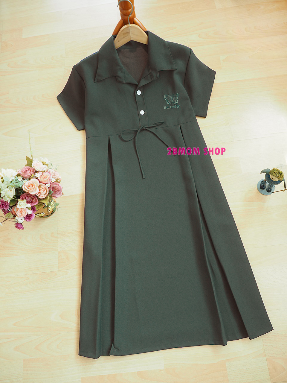 เดรสคลุมท้องสีเขียวขี้ม้า คอปก กระดุมหน้าแกะได้ ปักลายผีเสื้อที่อก มีกระเป๋าข้าง มีสายผูกหลัง เนื้อผ้าดี ผ้านิ่ม ใส่สบายมากๆค่ะ