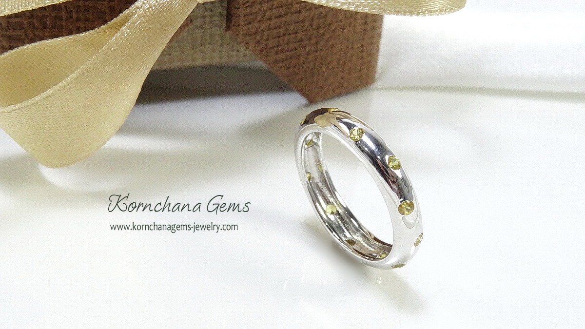 แหวนเงินปลอกมีดแบบเรียบๆ ฝังพลอยบุษราคัมรอบวง ตัวเรือนเงินแท้ silver925 เก๋มากค่ะ ใส่ติดนิ้วได้ตลอดค่ะ