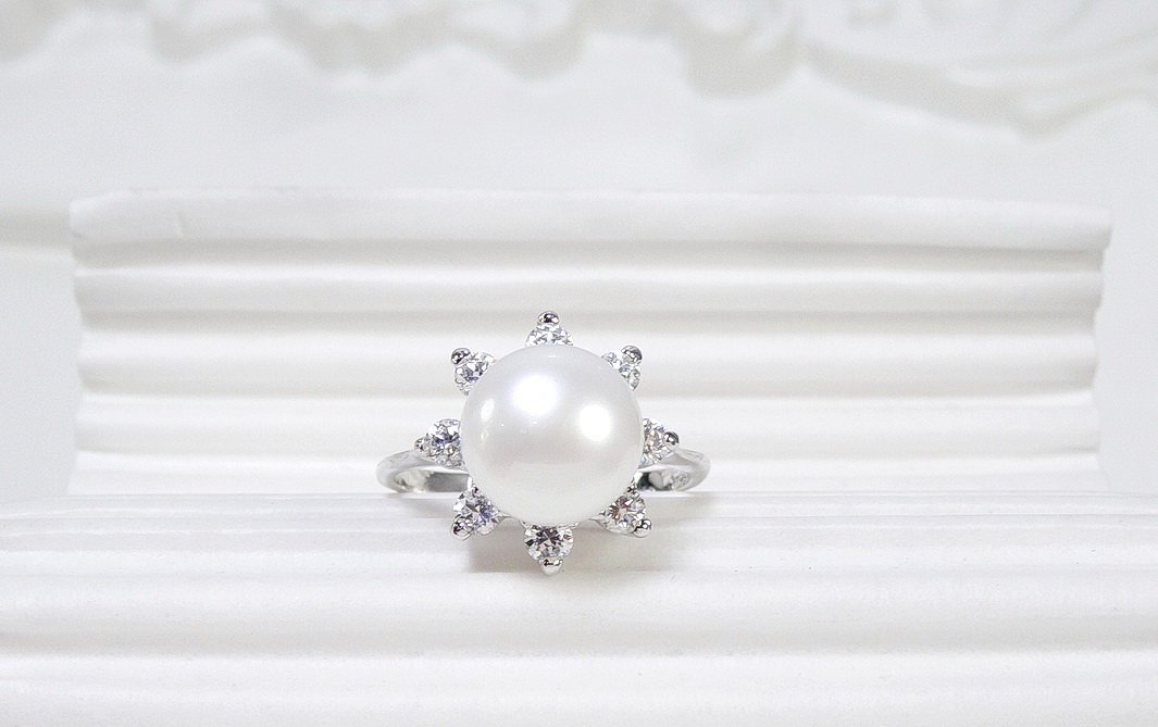 แหวนมุกน้ำจืดแท้ สีขาวครีม ดีไซน์เป็นดอกไม้หวาน ชิ้นงานประณีตสุดๆ ตัวเรือนเงินแท้ สวยหรู ใส่กับเดรสหวานๆ , ชุดไทย,ชุดไปงานเลี้ยงก็เหมาะค่ะ