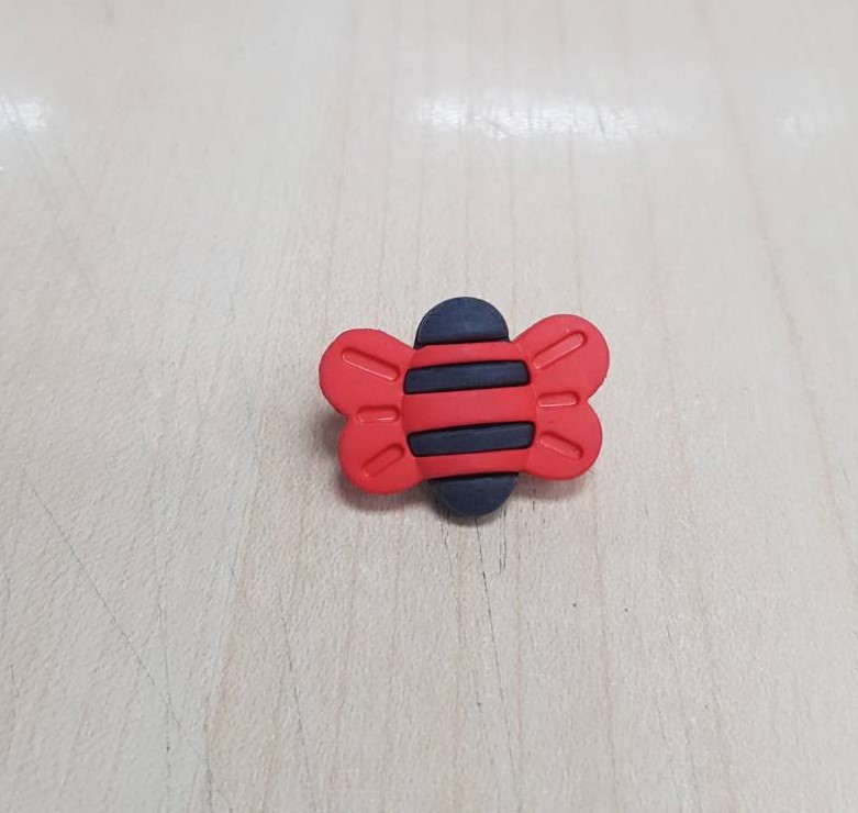 Bee button - Red col. (size 40L,144ppcs/pack)