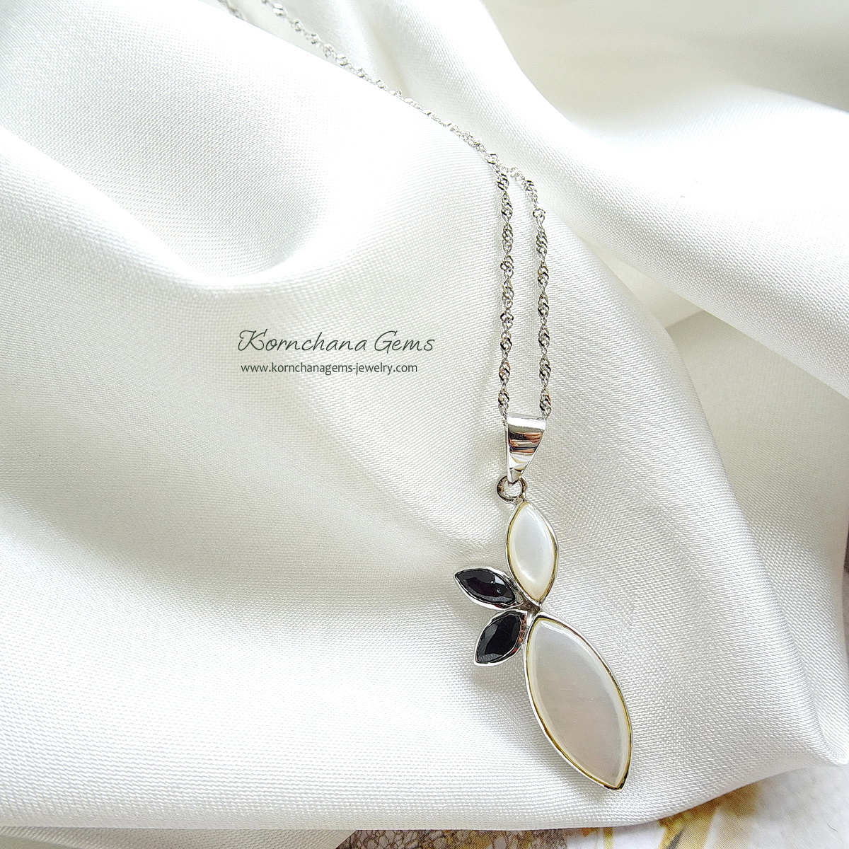 จี้เปลือกหอยมุก Mother of pearl เงางาม ดีไซน์เก๋แมทซ์กับไพลินสีน้ำเงินเข้ม สวยหวาน ตัวเรือนเงินแท้ silver 925