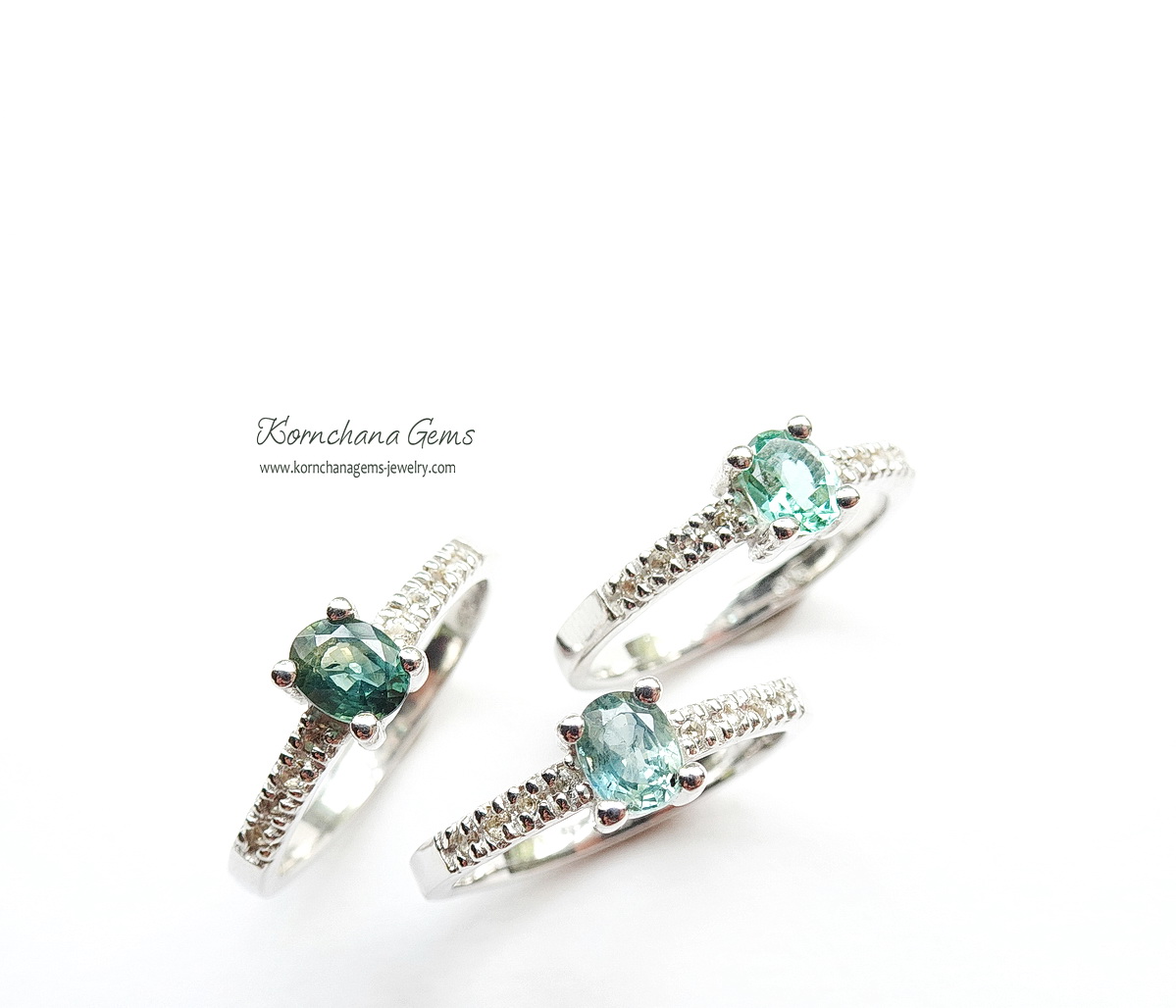 แหวนพลอยเขียวส่อง หรือ green sapphire สีเขียวเหนี่ยวทรัพย์ นำโชค เขียวส่องเป็นพลอยที่นับวันยิ่งหายาก ดีไซน์เรียบง่าย ใส่ติดนิ้วได้ทุกวัน ตัวเรือนแหวนเงินแท้ silver925