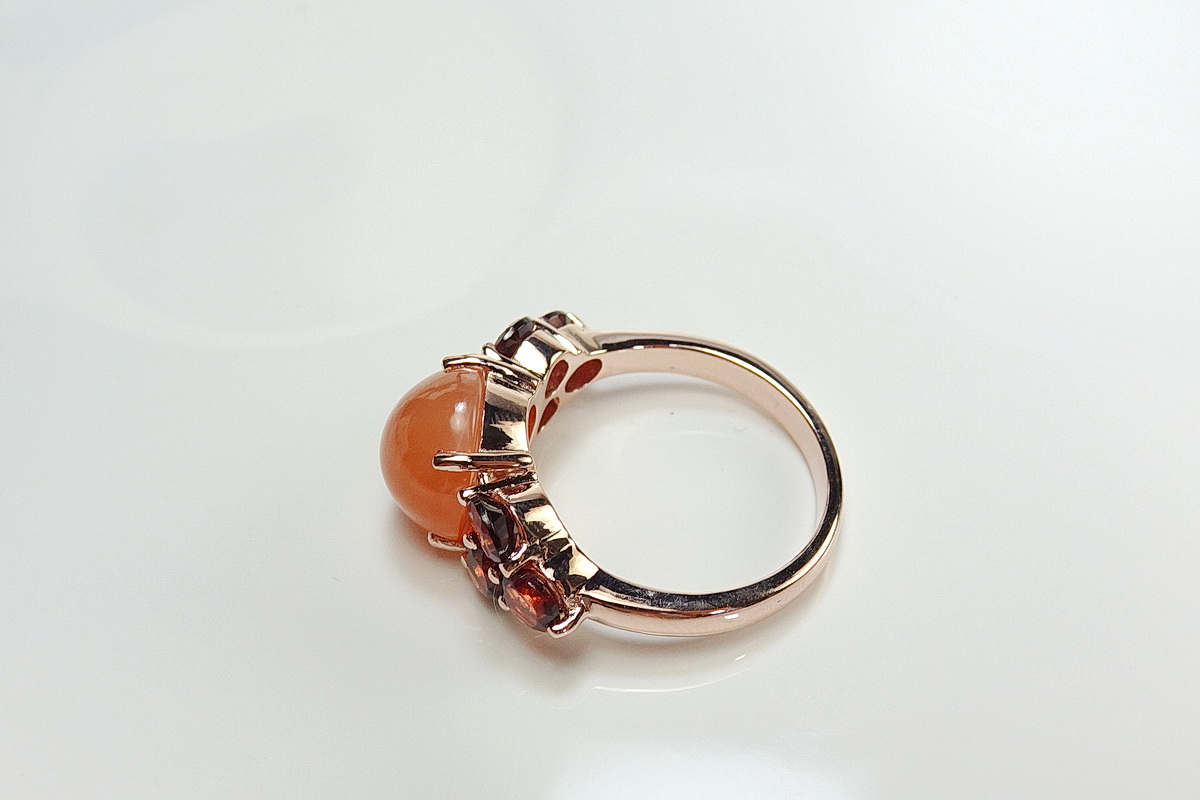 เซ็ทแหวนและต่างหูพลอยสีส้ม (orange moonstone) พลอยสีส้มนวลๆ อ่อนหวานละมุน เจียระไนแบบหลังเบี้ย แมทซ์กับสีน้ำตาลอมแดงของการ์เนท ที่บ่าข้าง สวยหวานลงตัว