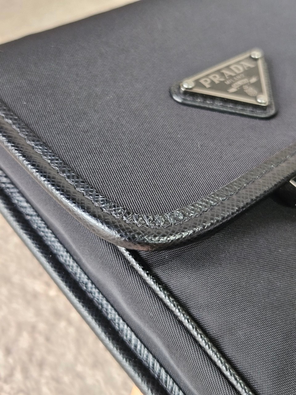 Prada Re-Nylon Smartphone Case สีดำ