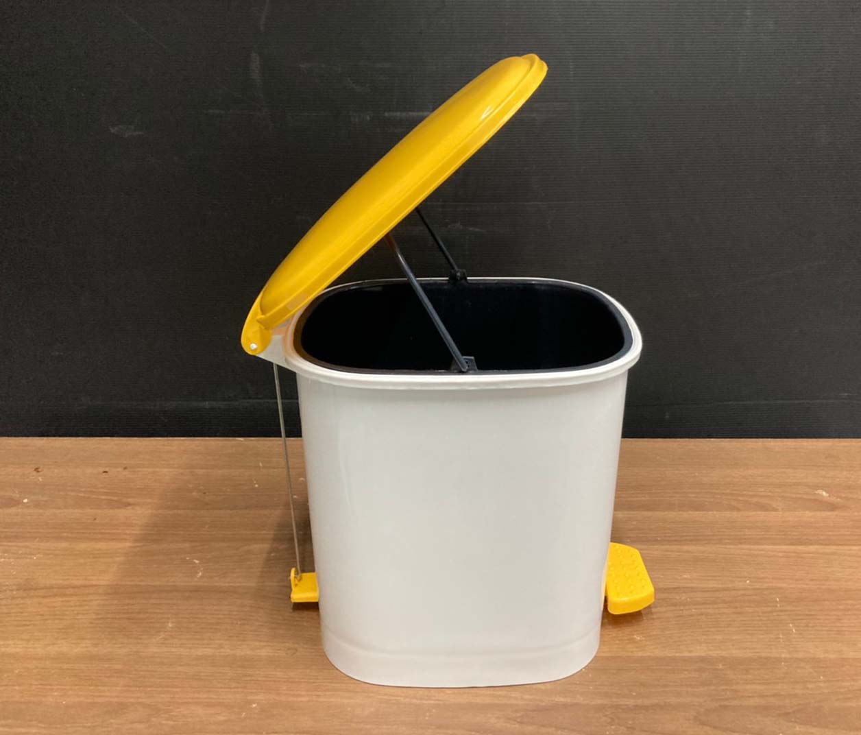 ถังขยะทรงเหลี่ยม เท้าเหยียบ ฝาสี 12 ลิตร