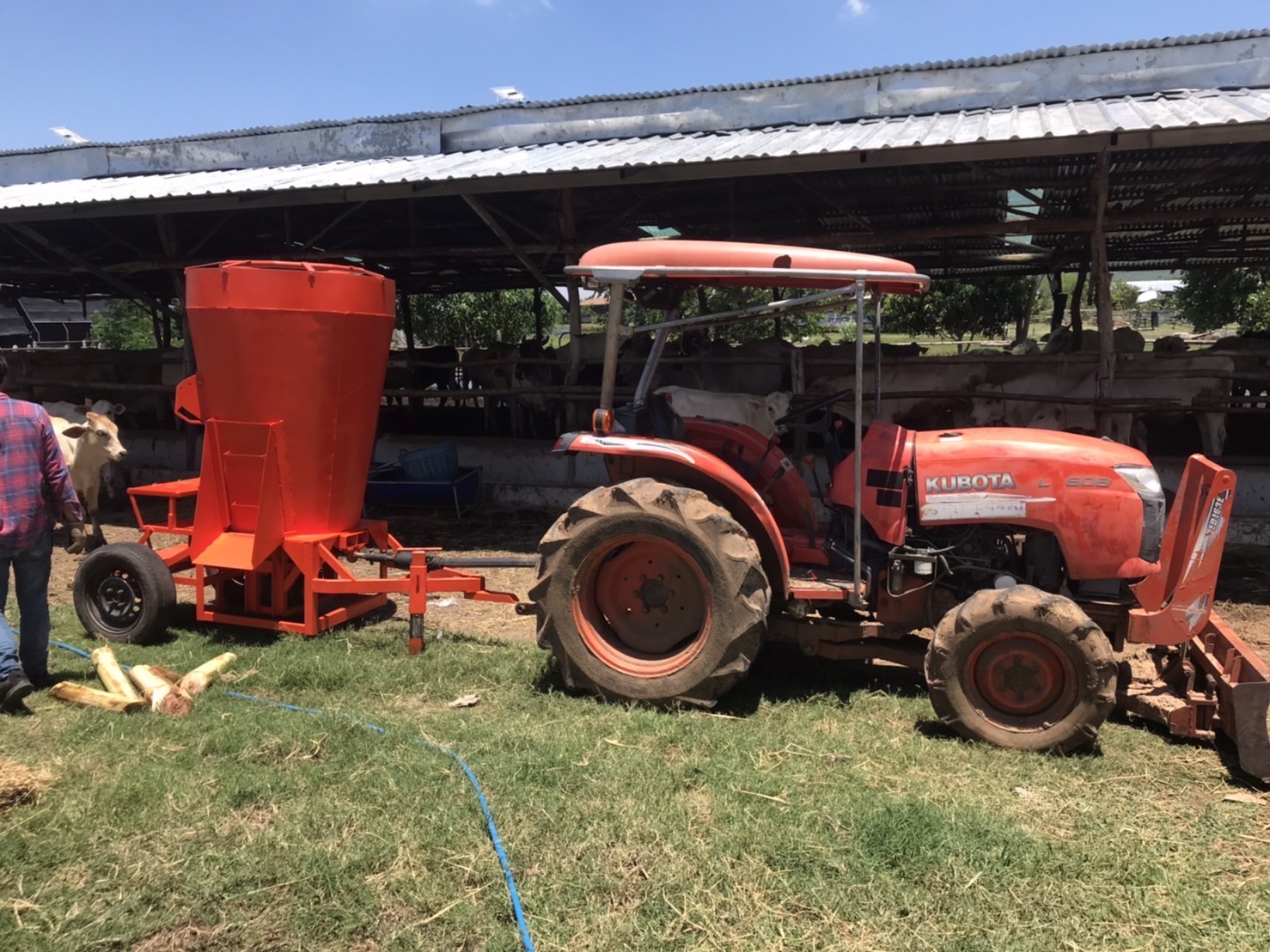 เครื่องผสมTMR รุ่นใหม่ลาสุด สามารถ ใช้มอเตอร์ เครื่องยนตร์เบนซิน ใช้หัวรถไถ เเละต่อPTO เครื่องผสมอาหาร TMR 📣สับฟางได้ทั้งก้อน 📣สับหญ้าเนเปียร์ ได้ทั้งต้น 📣ต้นข้าวโพด ทั้งต้น 📣ใส่ต้นกล้วยได้ทั้งต้น 📣ลดต้นทุน 📣