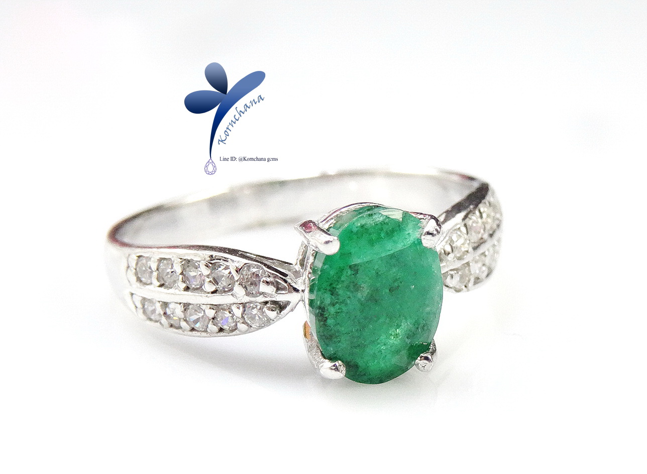 รับผลิตแหวน Emerald Ring แหวนมรกตตามแบบฝังพลอยขาว หรือเพชรแท้ได้ตามงบประมาณ สั่งผลิตเปลี่ยนชนิดพลอย ตัวเรือนทอง