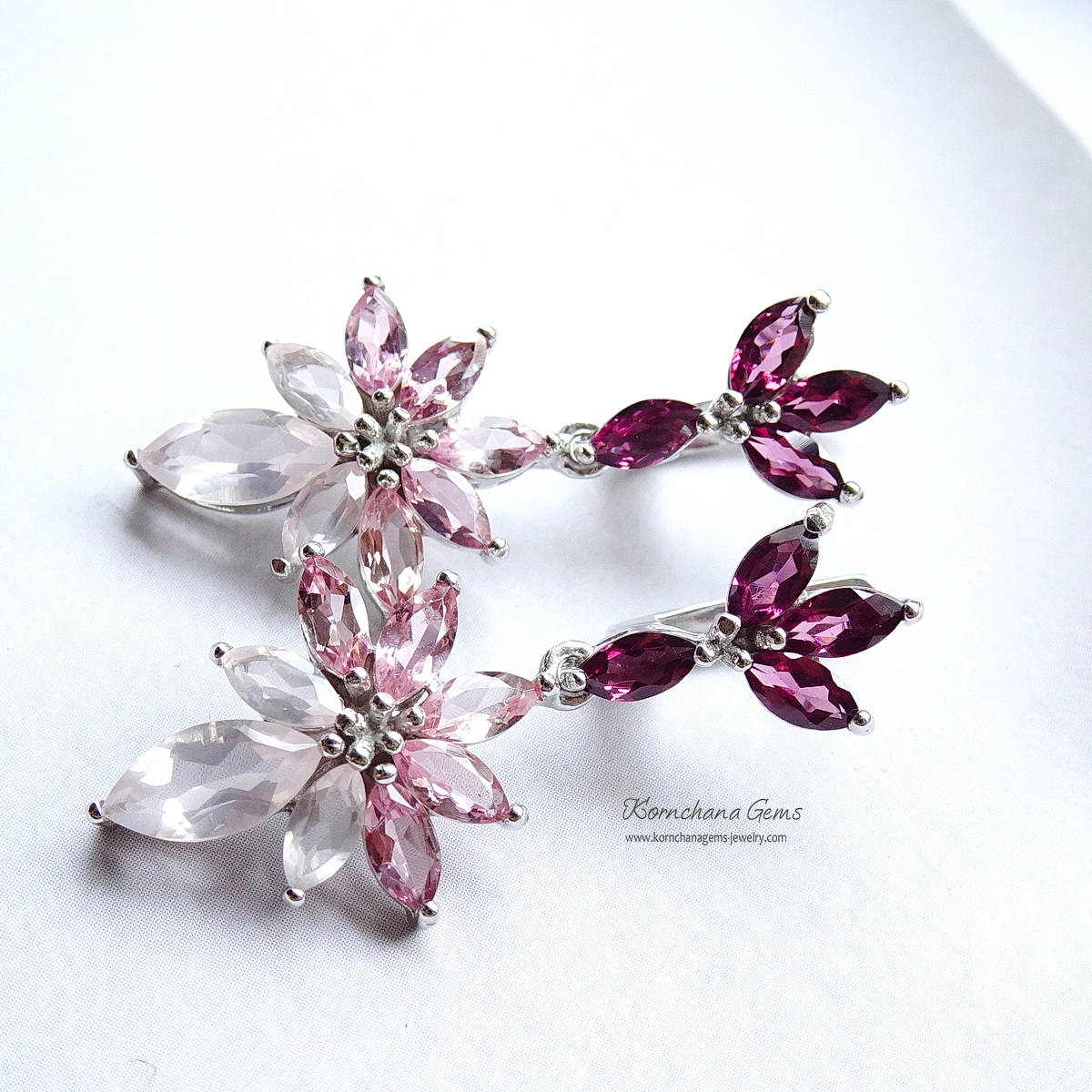 ต่างหูพลอยระย้าเฉดชมพูม่วง เก๋ด้วยพลอยทรงมาคีทุกเม็ด ตัวเรือนฝังพลอยโรโดไลท์สีม่วงอมชมพู ห้อยด้วยทัวร์มาลีนสีชมพูไล่เฉดชมพูเข้มอ่อนของโรสควอทซ์ สวยหวานละมุน