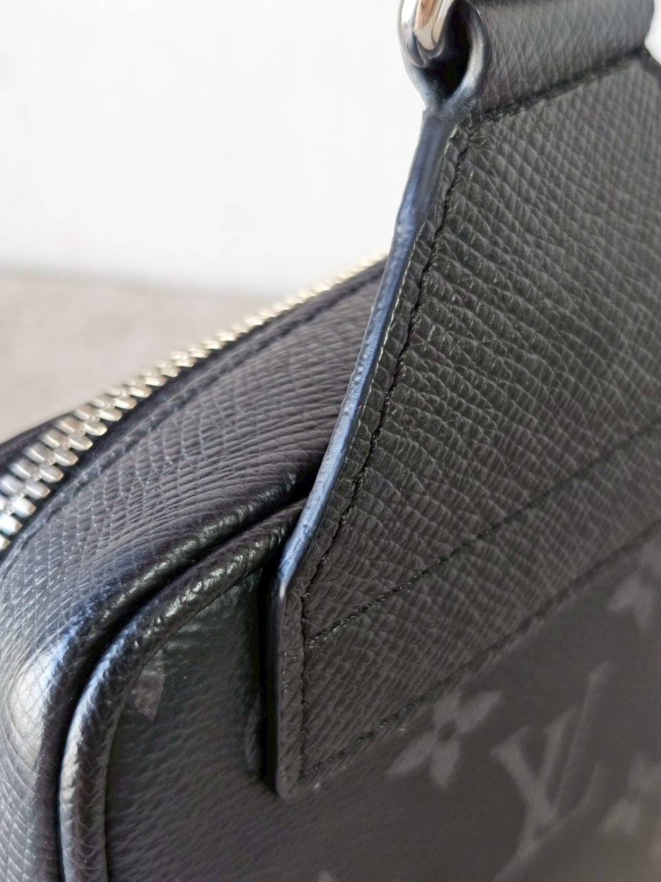 LV Outdoor Slingbag Taigarama Black Microchip