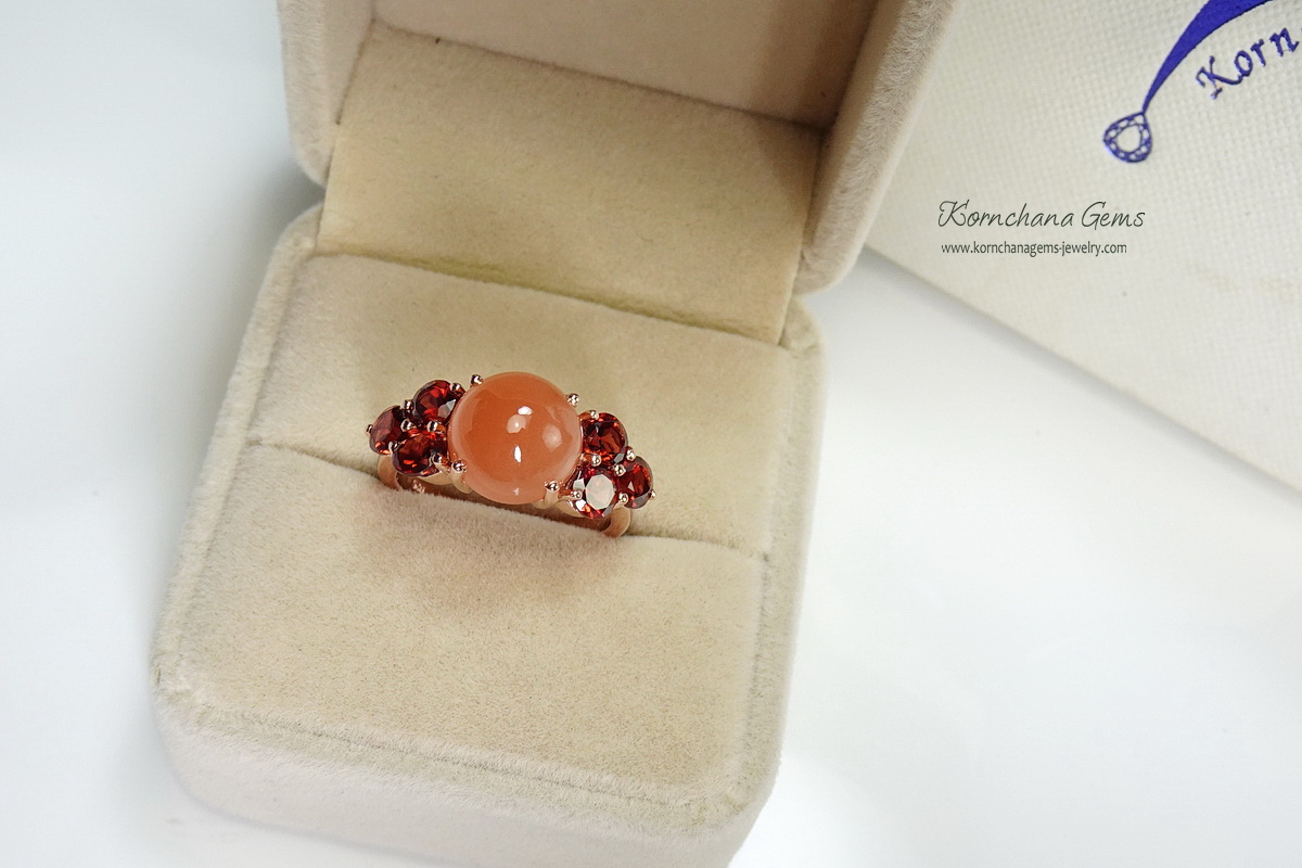 เซ็ทแหวนและต่างหูพลอยสีส้ม (orange moonstone) พลอยสีส้มนวลๆ อ่อนหวานละมุน เจียระไนแบบหลังเบี้ย แมทซ์กับสีน้ำตาลอมแดงของการ์เนท ที่บ่าข้าง สวยหวานลงตัว