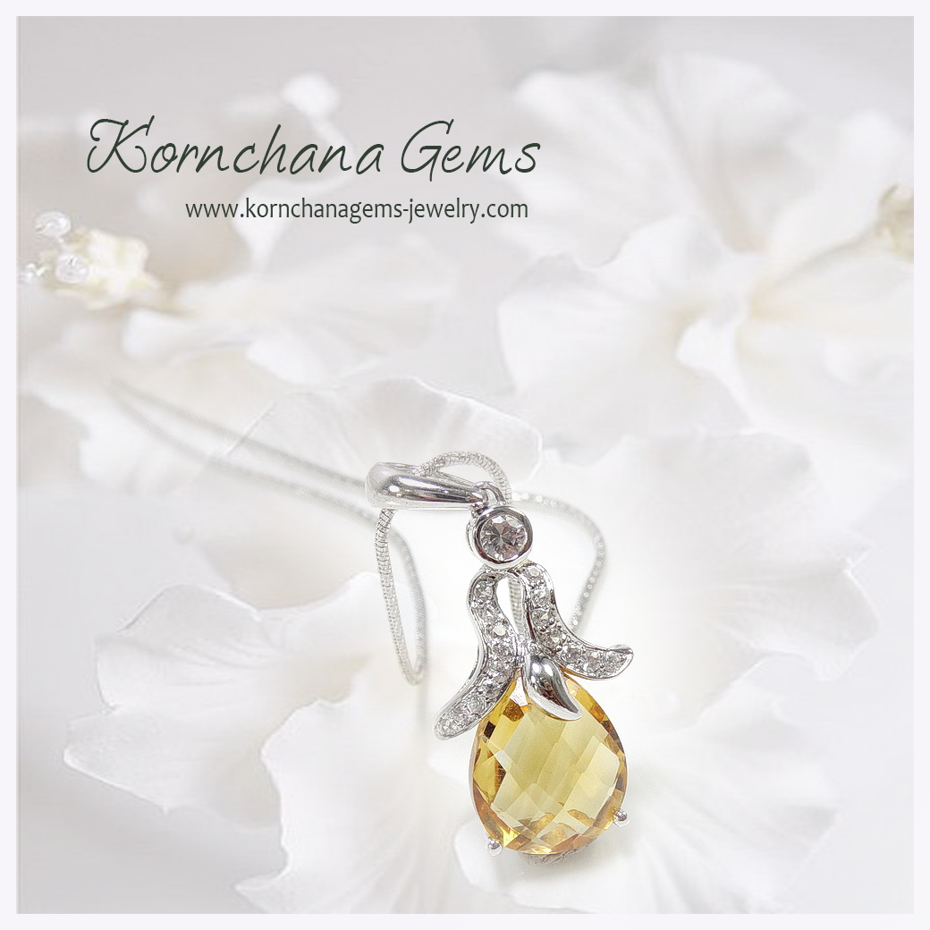 จี้พลอยสีเหลือง พลอยซิทรินทรงหยดน้ำ เจียระไนหน้าตาราง ขนาด 6 กะรัต เล่นไฟ ใสวิ๊ง สวยมากๆค่ะ ตัวเรือนเงินแท้ ชิ้นงานประณีต ความยาวจี้ 3 ซม.