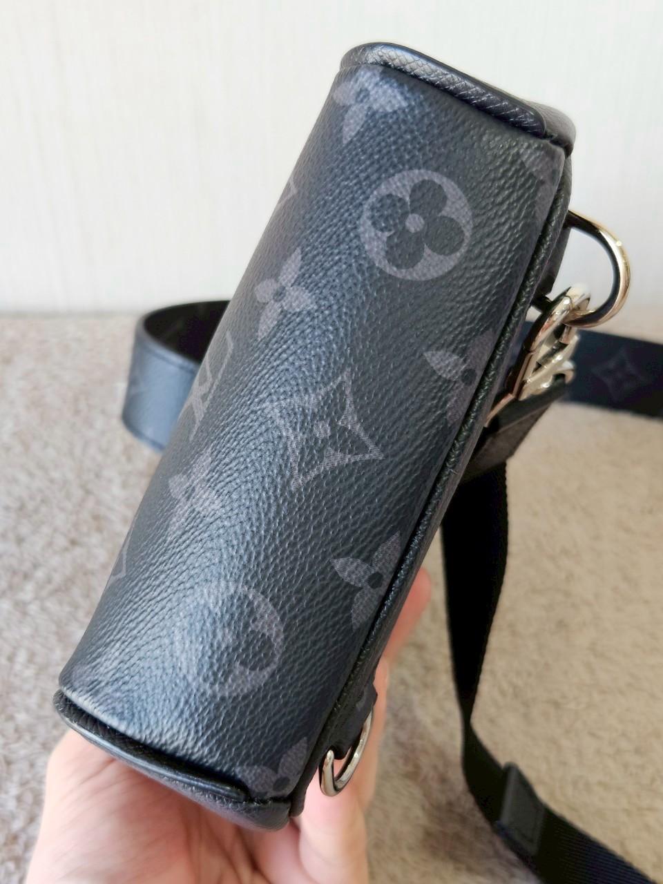 LV Outdoor Slingbag Taigarama Black Microchip