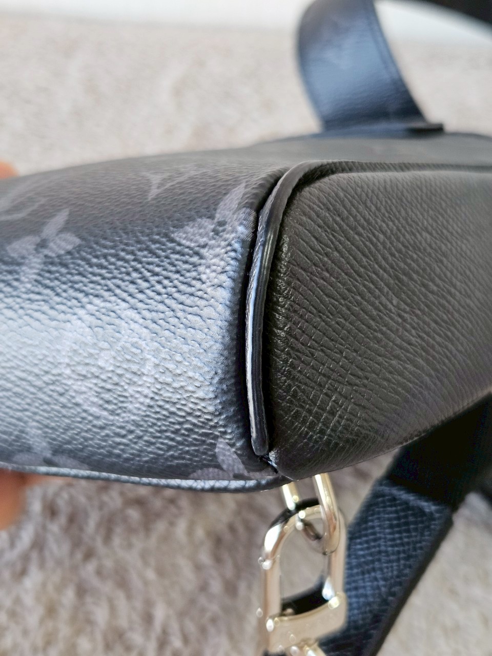 LV Outdoor Slingbag Taigarama Black Microchip