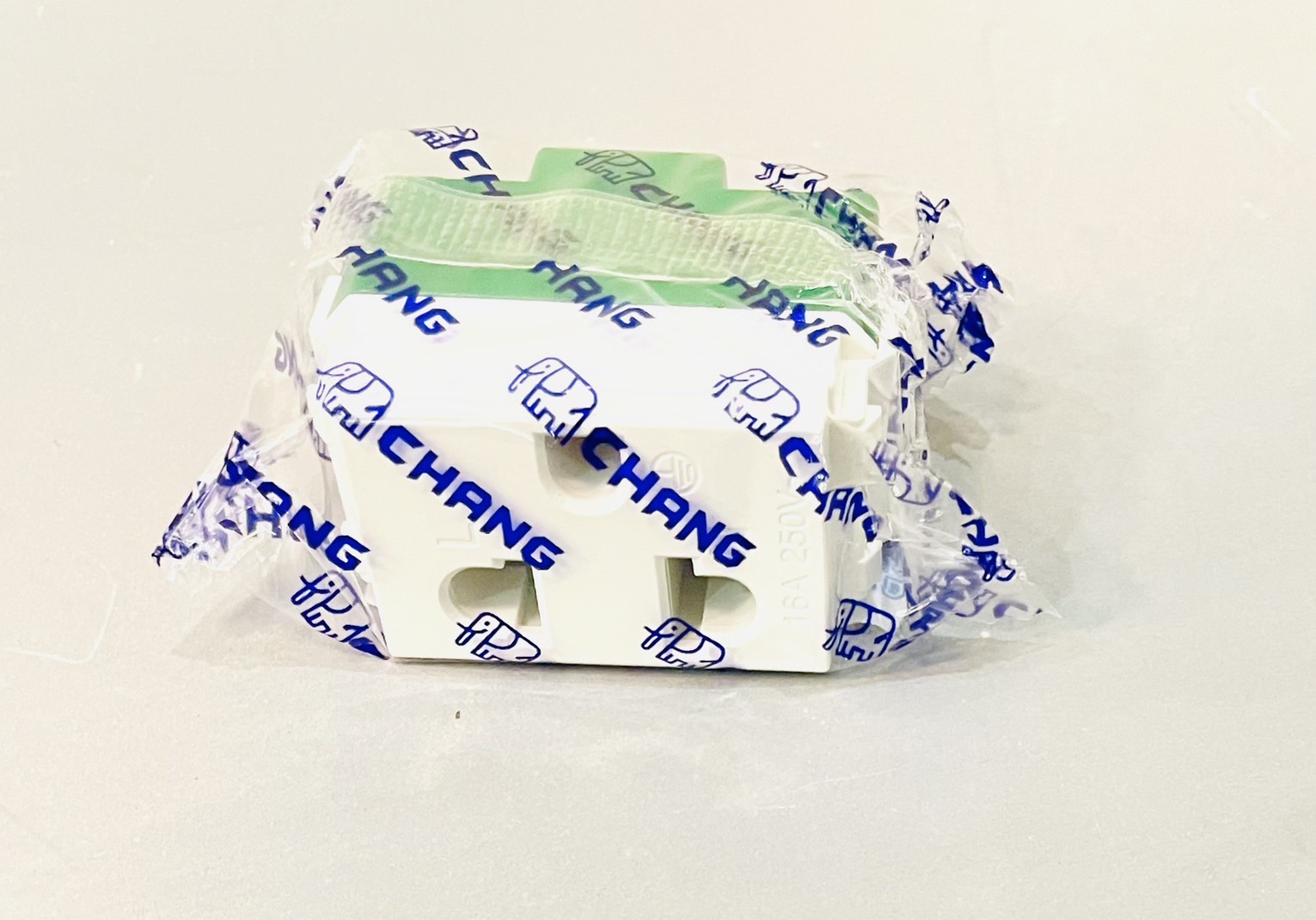 ปลั๊กฝัง ช้าง รุ่นใหม่ PCH900N มีกราวน์