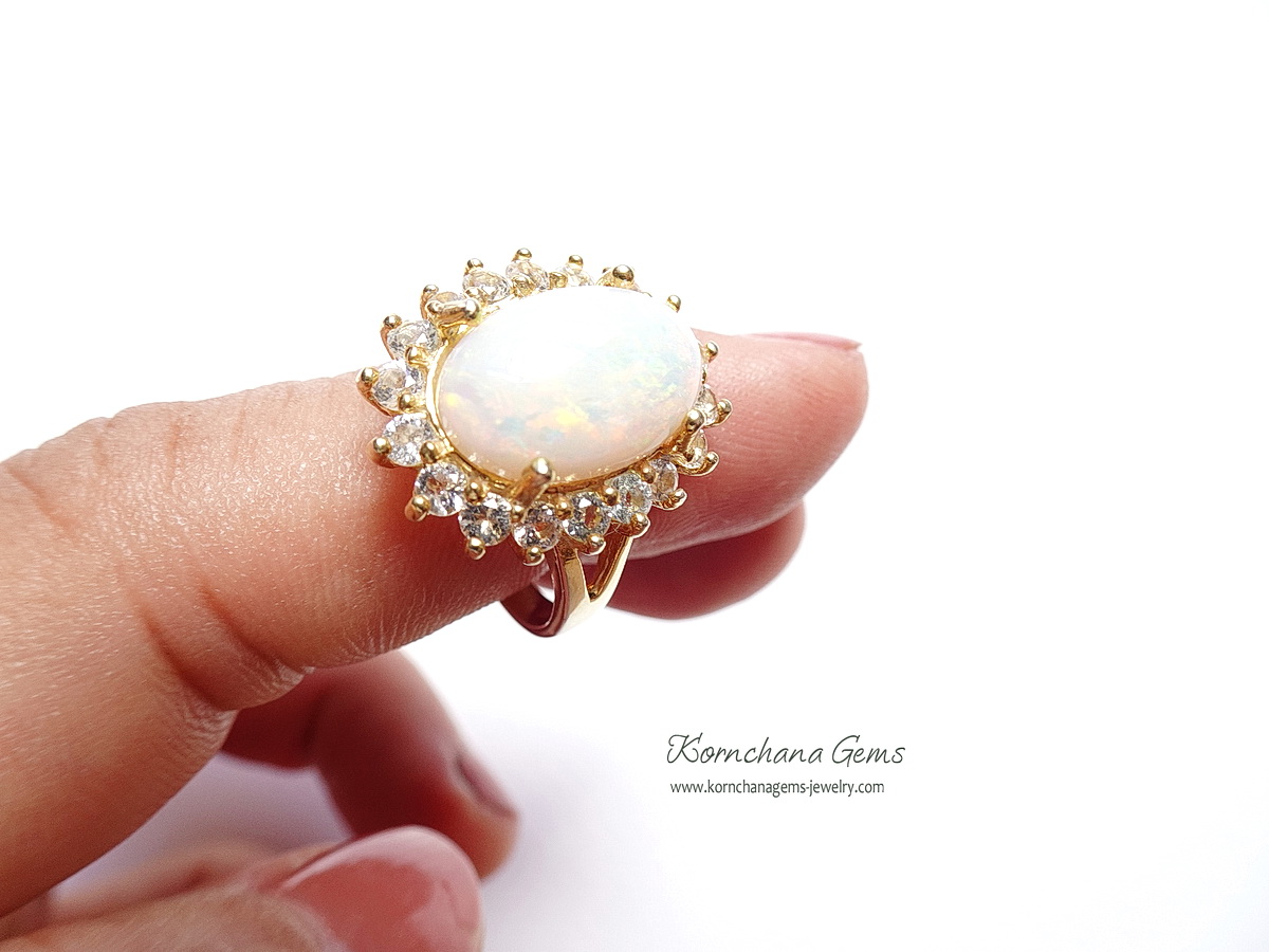 แหวนพลอยแท้สไตล์วินเทจ แหวนโอปอลทรงไข่เจียระไนหลังเบี้ยล้อมเพทายวิ๊งๆ ตัวเรือนเงินแท้ ชุบสีทองอ่อนๆ สวยคลาสสิคตลอดกาล