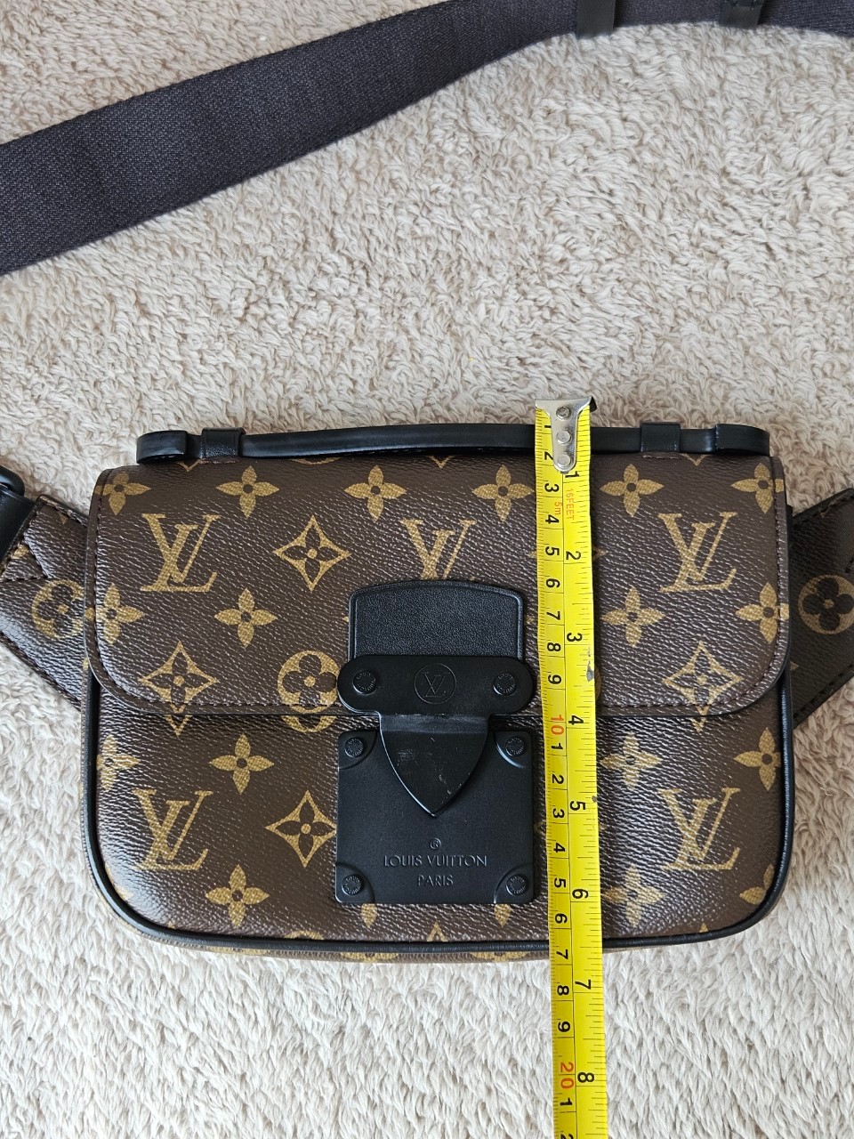 LV S-Lock Slingbag Microchip