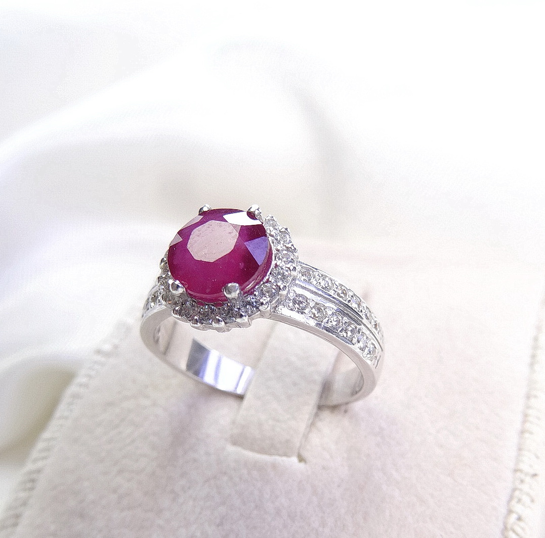 รับทำแหวนทับทิมตามแบบเป็นพลอยทับทิมสีชมพูทรงกลมล้อมเพทาย หรือเพชรแท้ได้ตามความต้องการ คลาสสิคสไตล์ ใส่ได้ตลอด ไม่มีตกยุค สั่งผลิตตัวเรือนทอง 10k,14k,18k หรือทอง 90%